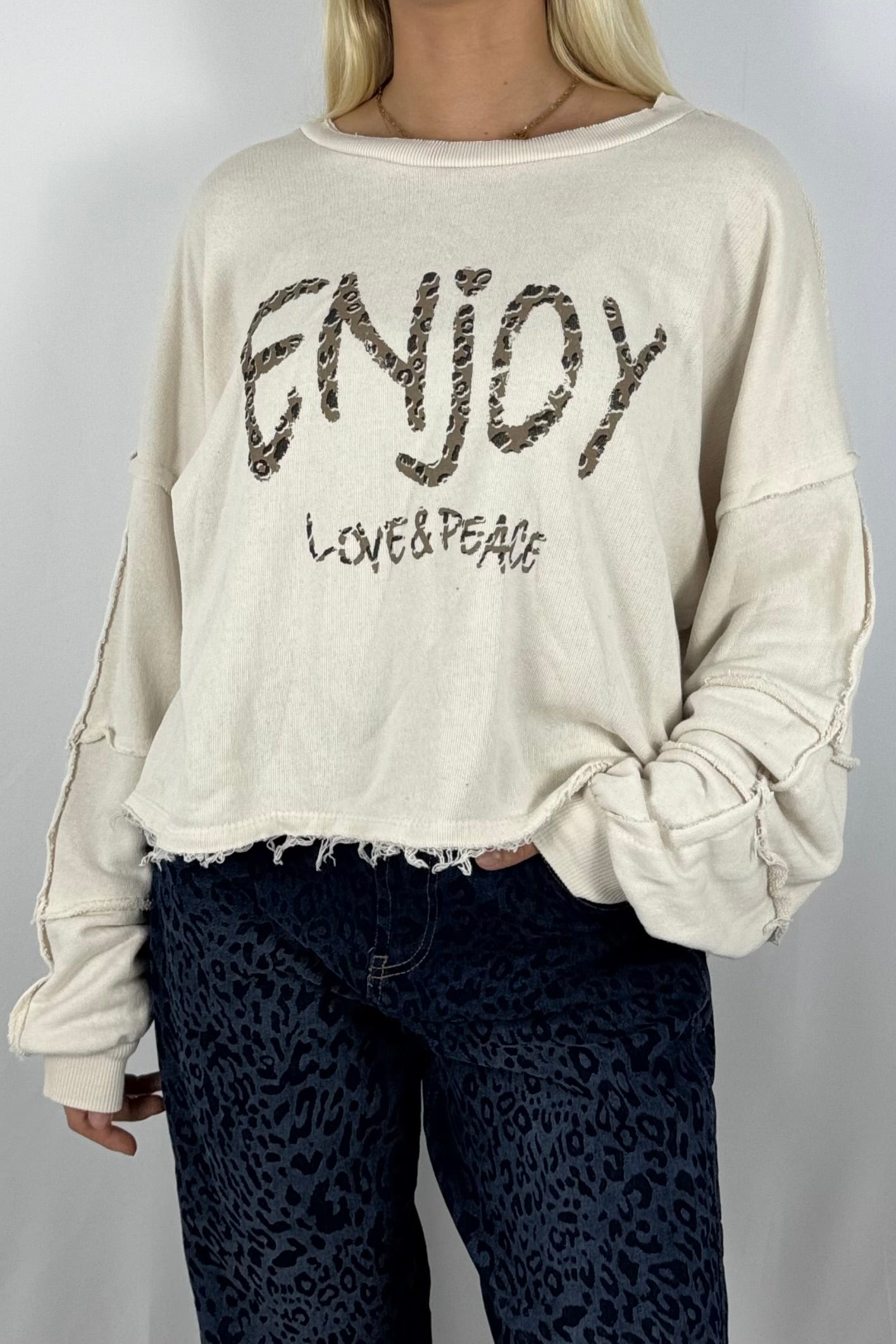 Damen Sweatshirt „ENJOY LOVE & PEACE“ – Leo Print-Beige