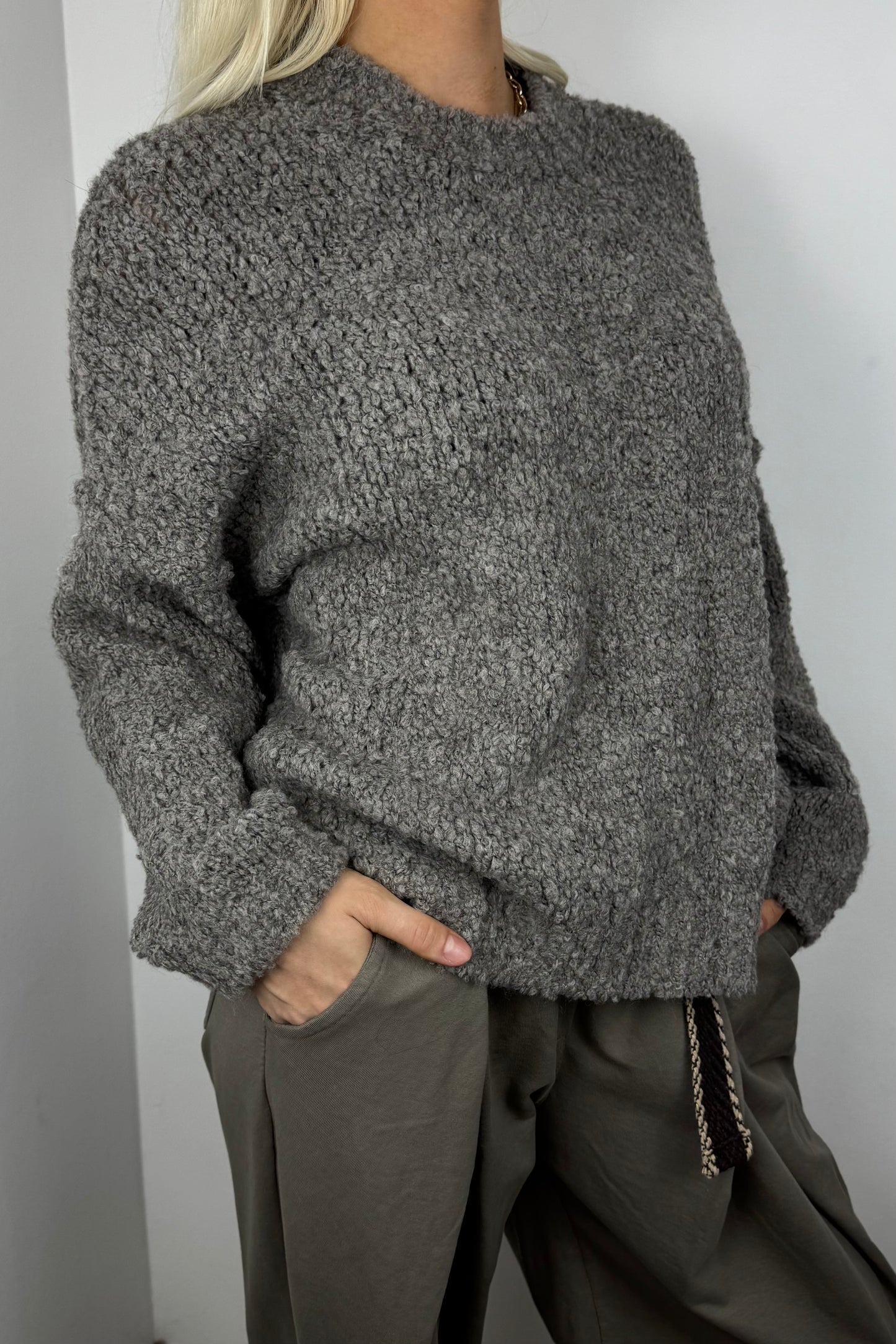 Kuscheliger Grobstrickpullover mit Stehkragen-Grau