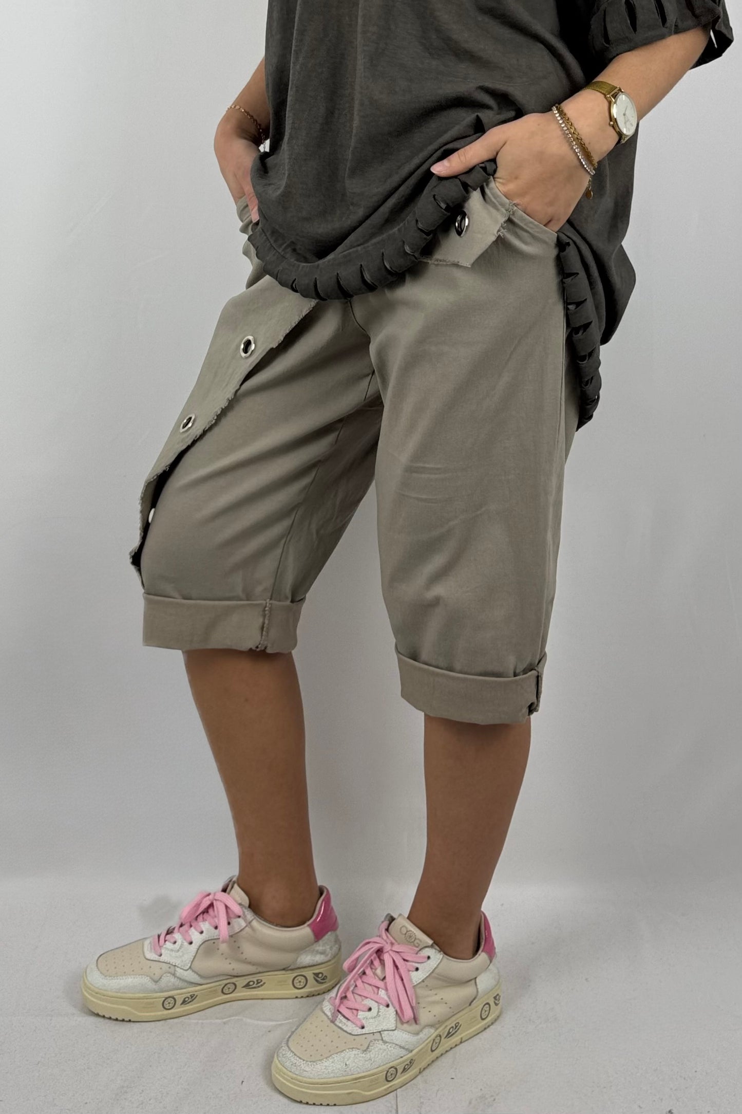 Paperbag-Shorts mit Zierösen und asymmetrischer Front- Mud