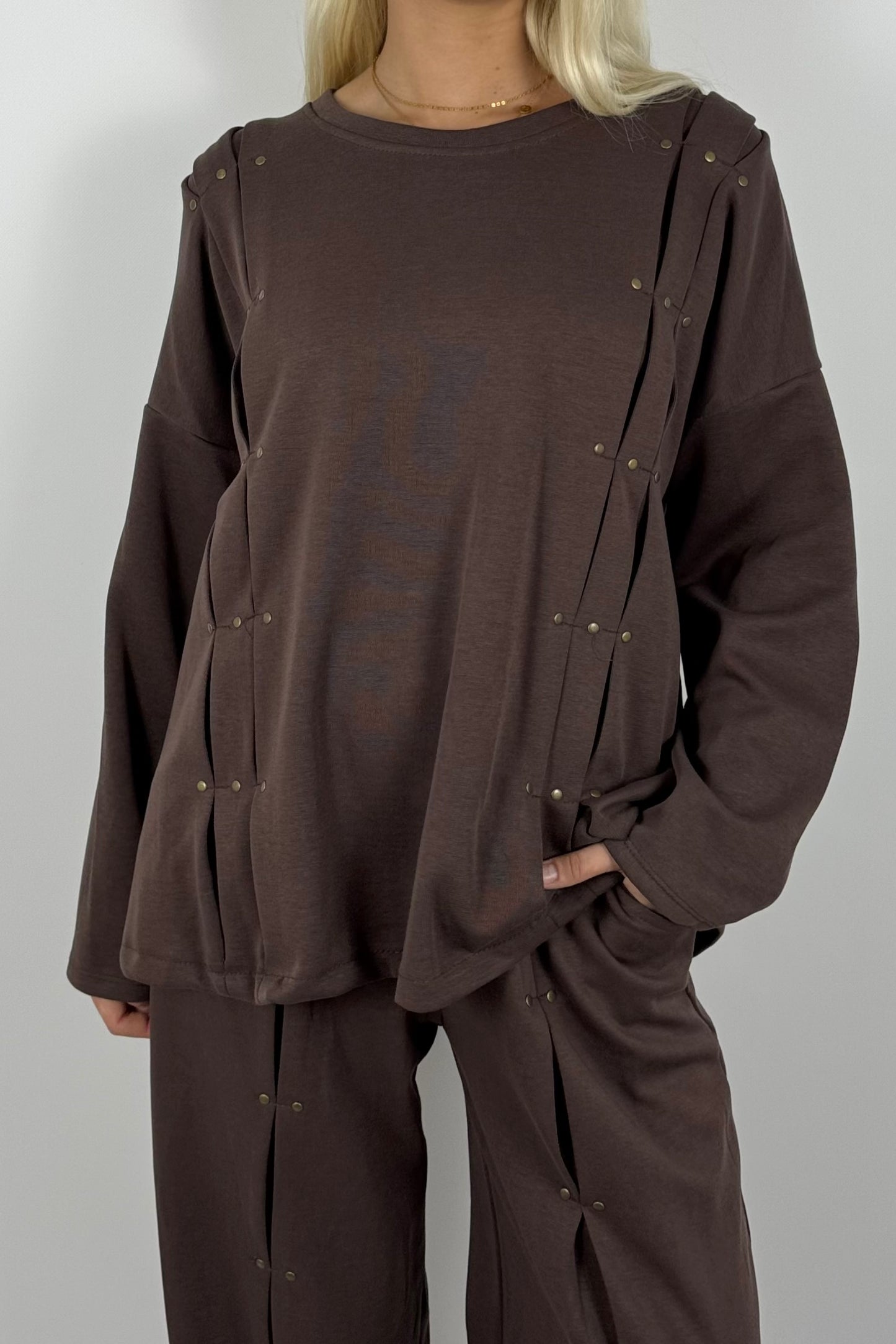 Damen Oversize Sweatshirt mit Nieten & Faltendetails – Schoko