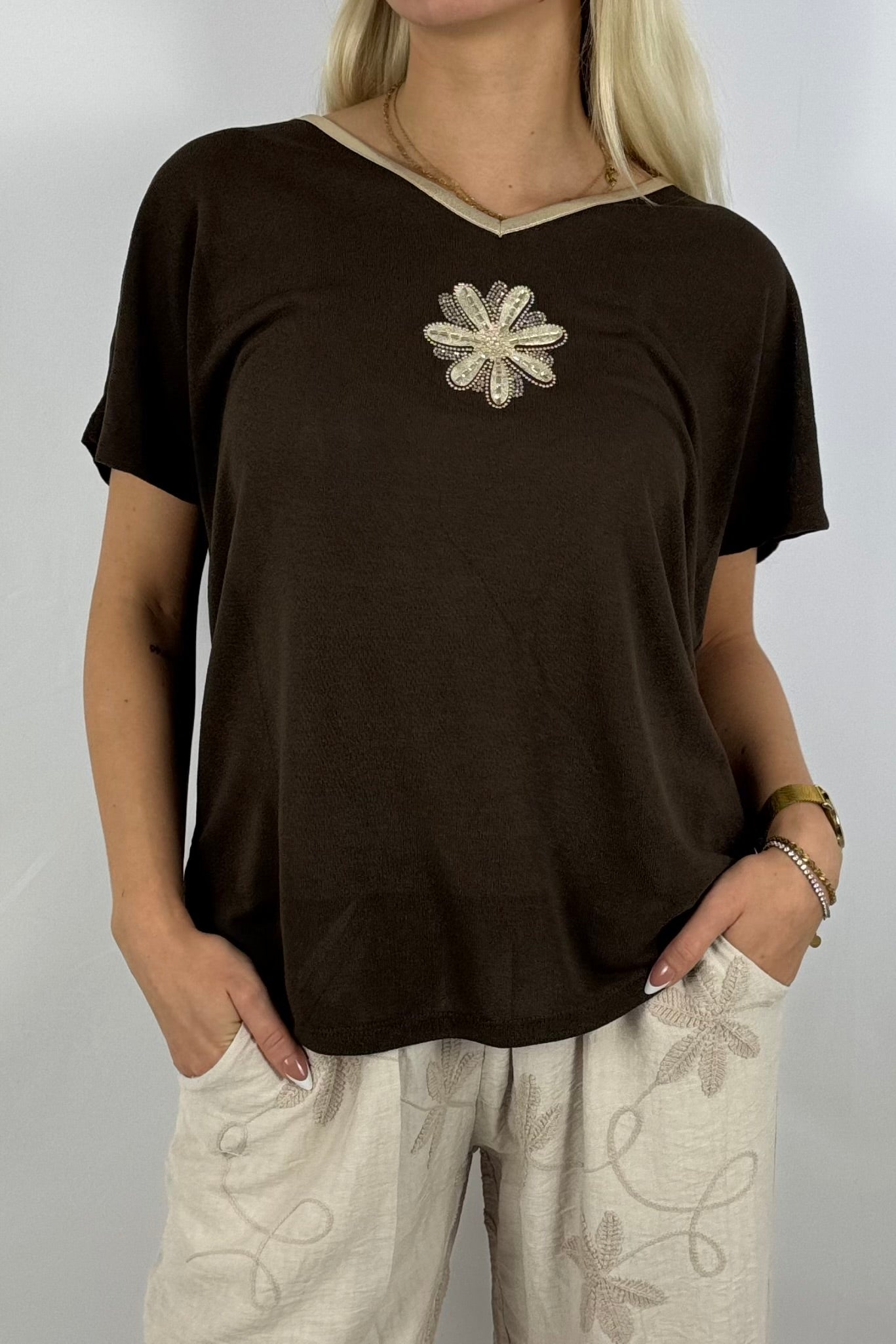 Glanzshirt mit V-Ausschnitt & Schmuckblüte-Schoko