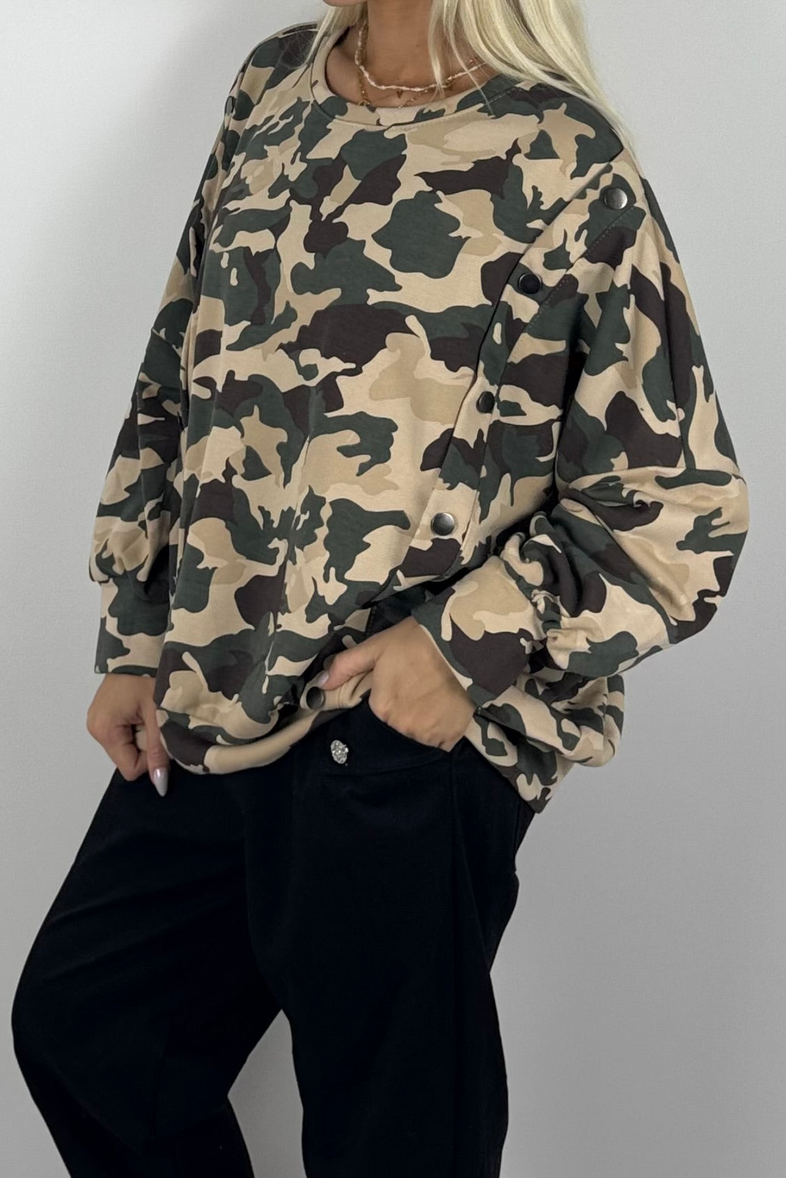 Oversize Damen Sweatshirt mit Camouflage-Muster & Knopfdetails – Beige