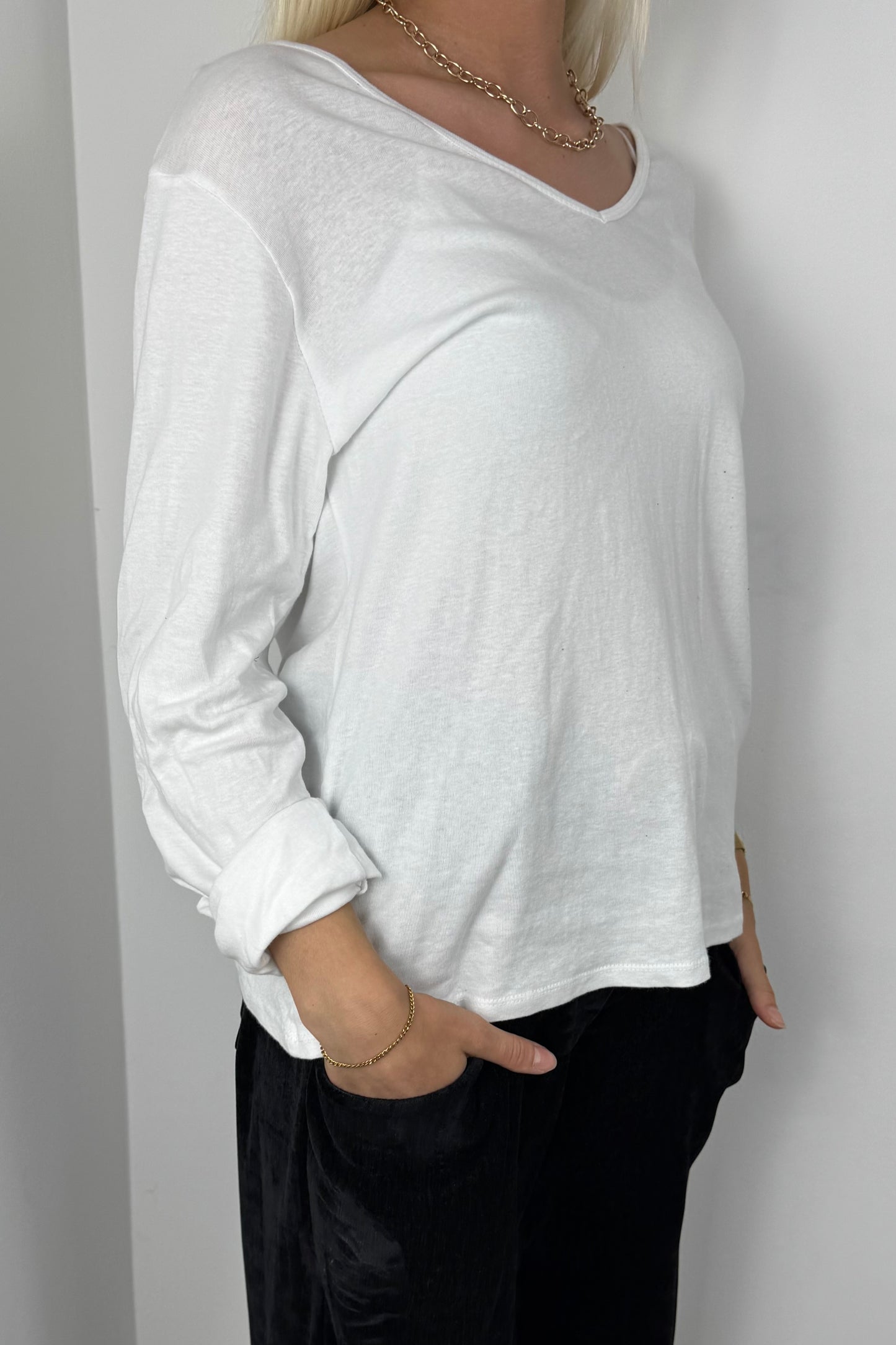 Damen Shirt mit V-Ausschnitt und gekrempelten Ärmeln