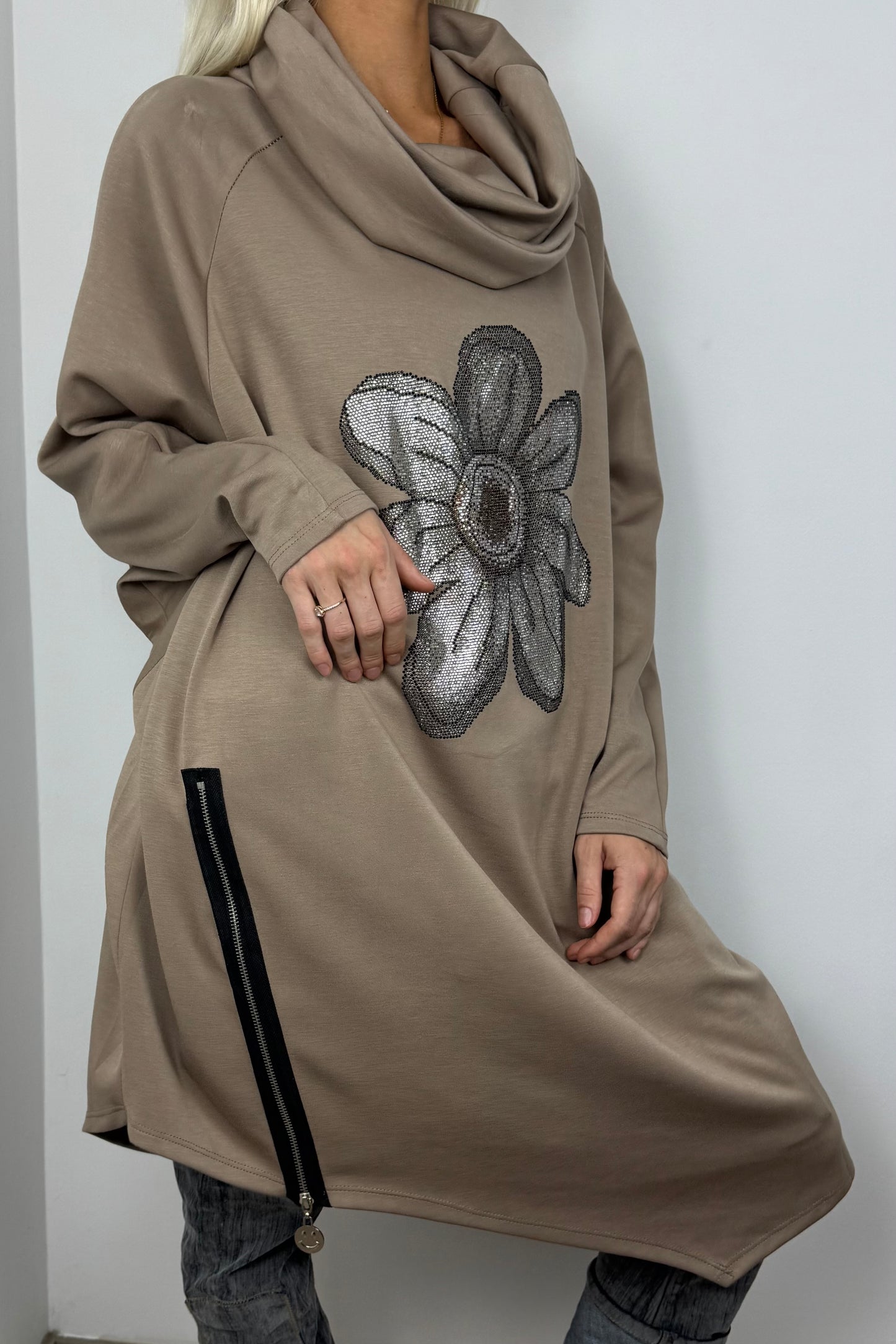 Longshirt mit Strass-Blumenmotiv –Camel