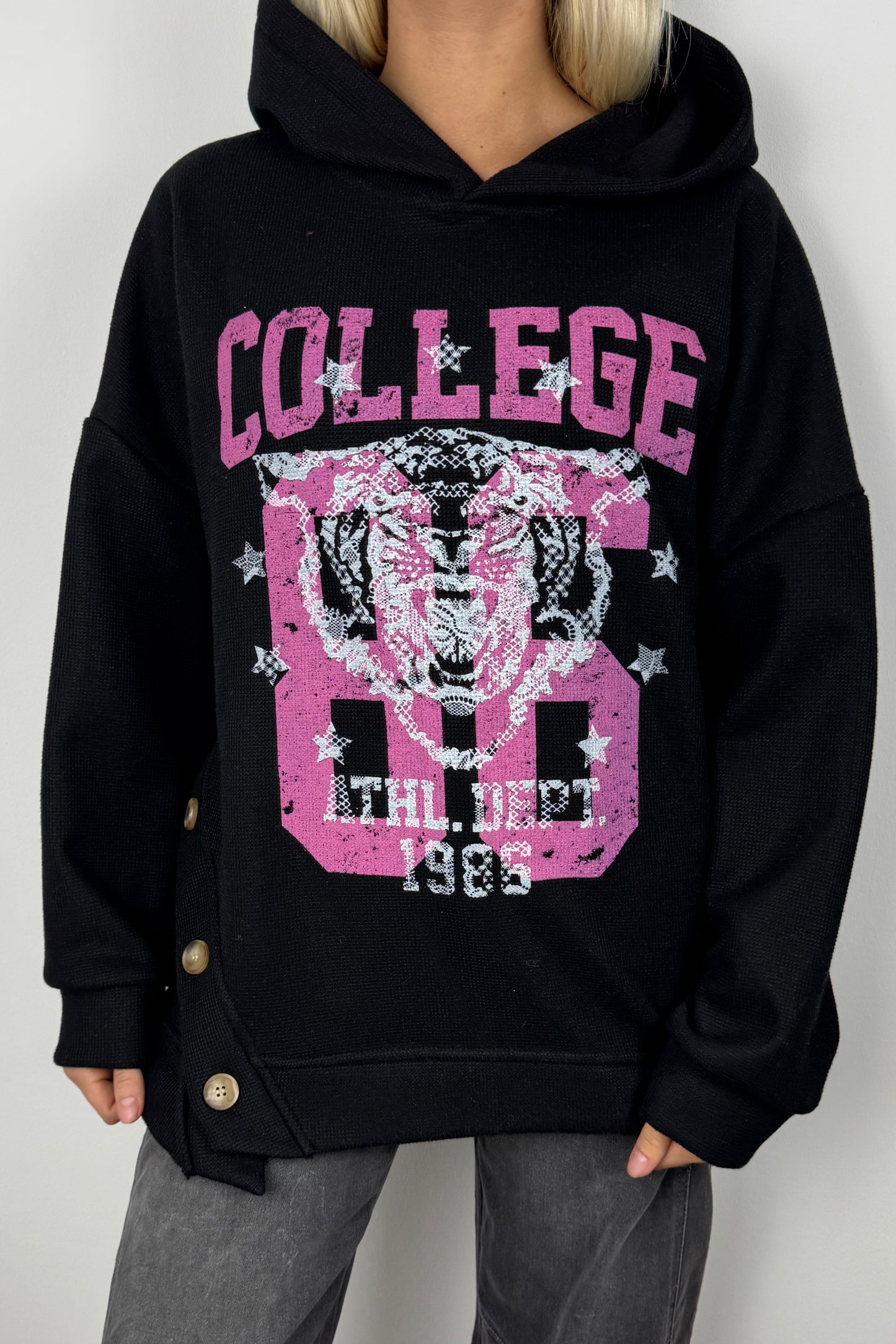 College Hoodie mit Tigerprint und Knopfdetails-Schwarz
