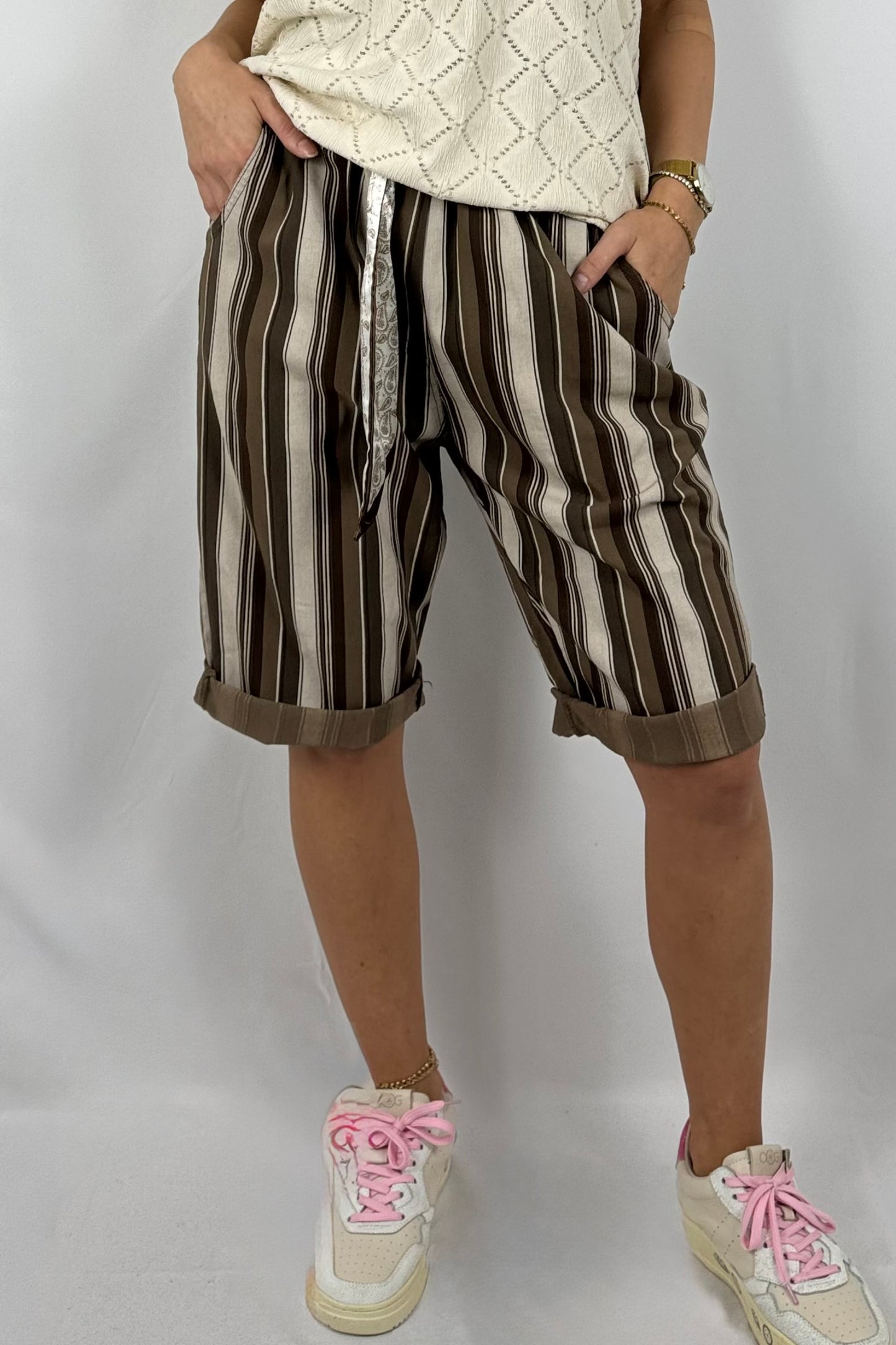 Gestreifte Paperbag-Shorts mit Gürtel – sommerlich & bequem-Choco