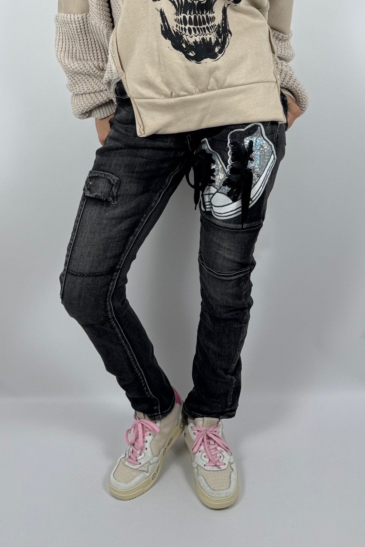 Damen-Jeans mit glitzernder Sneaker-Applikation