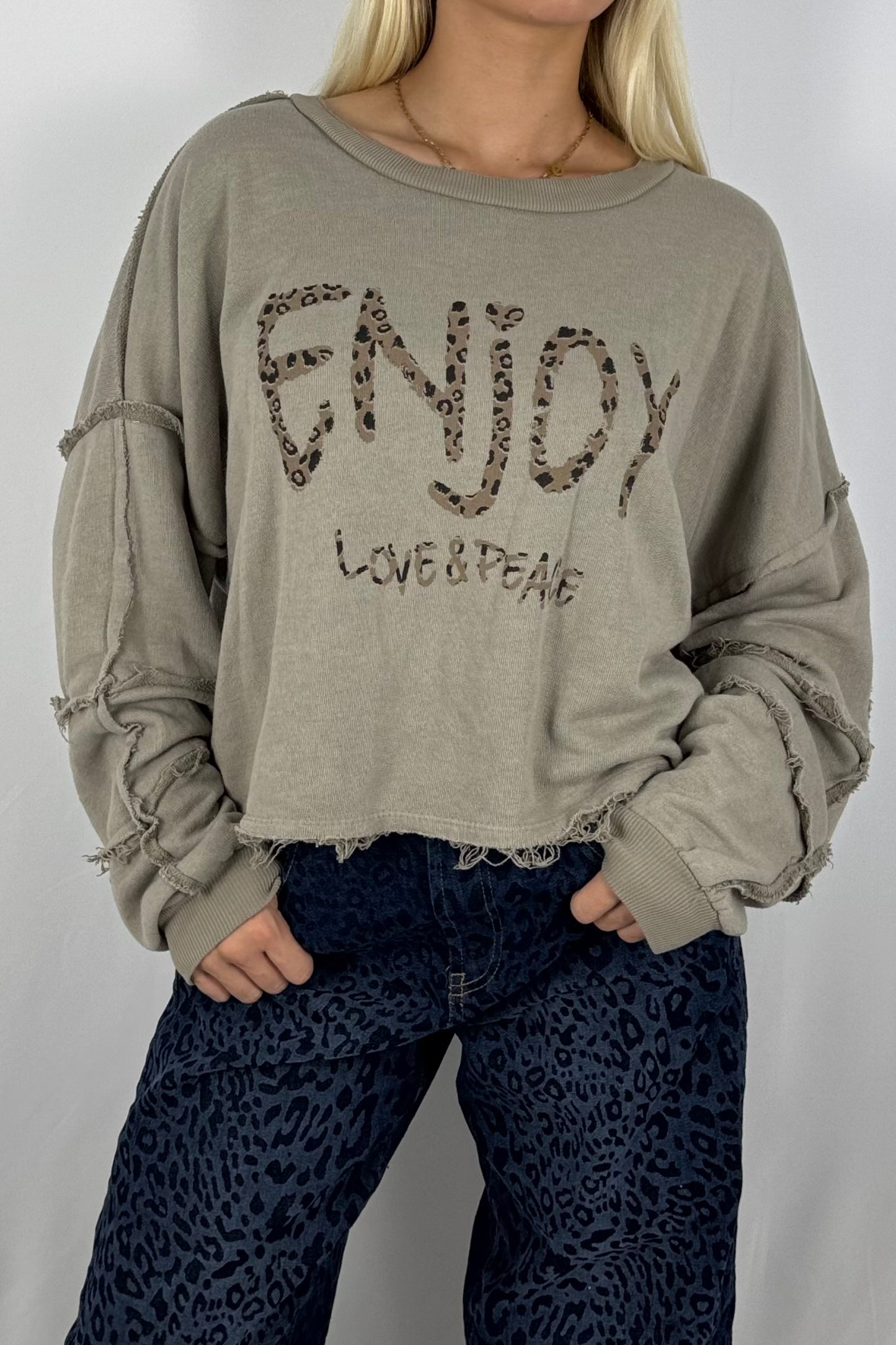 Damen Sweatshirt „ENJOY LOVE & PEACE“ – Leo Print-Mud
