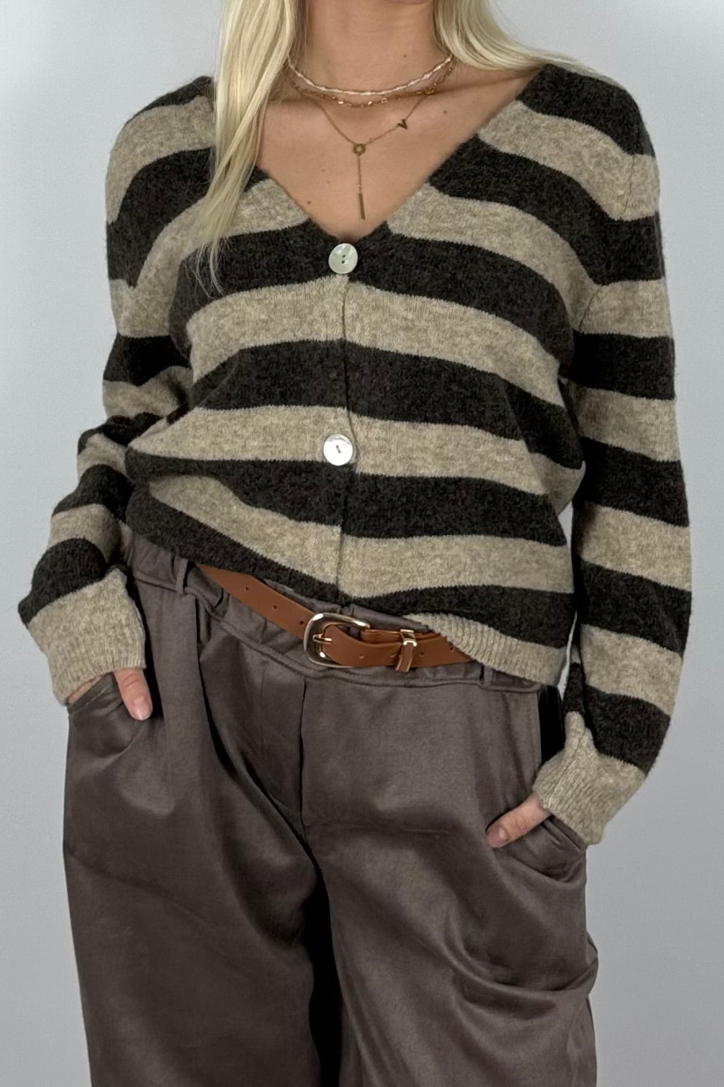 Damen Strickjacke gestreift mit Knöpfen – Schoko