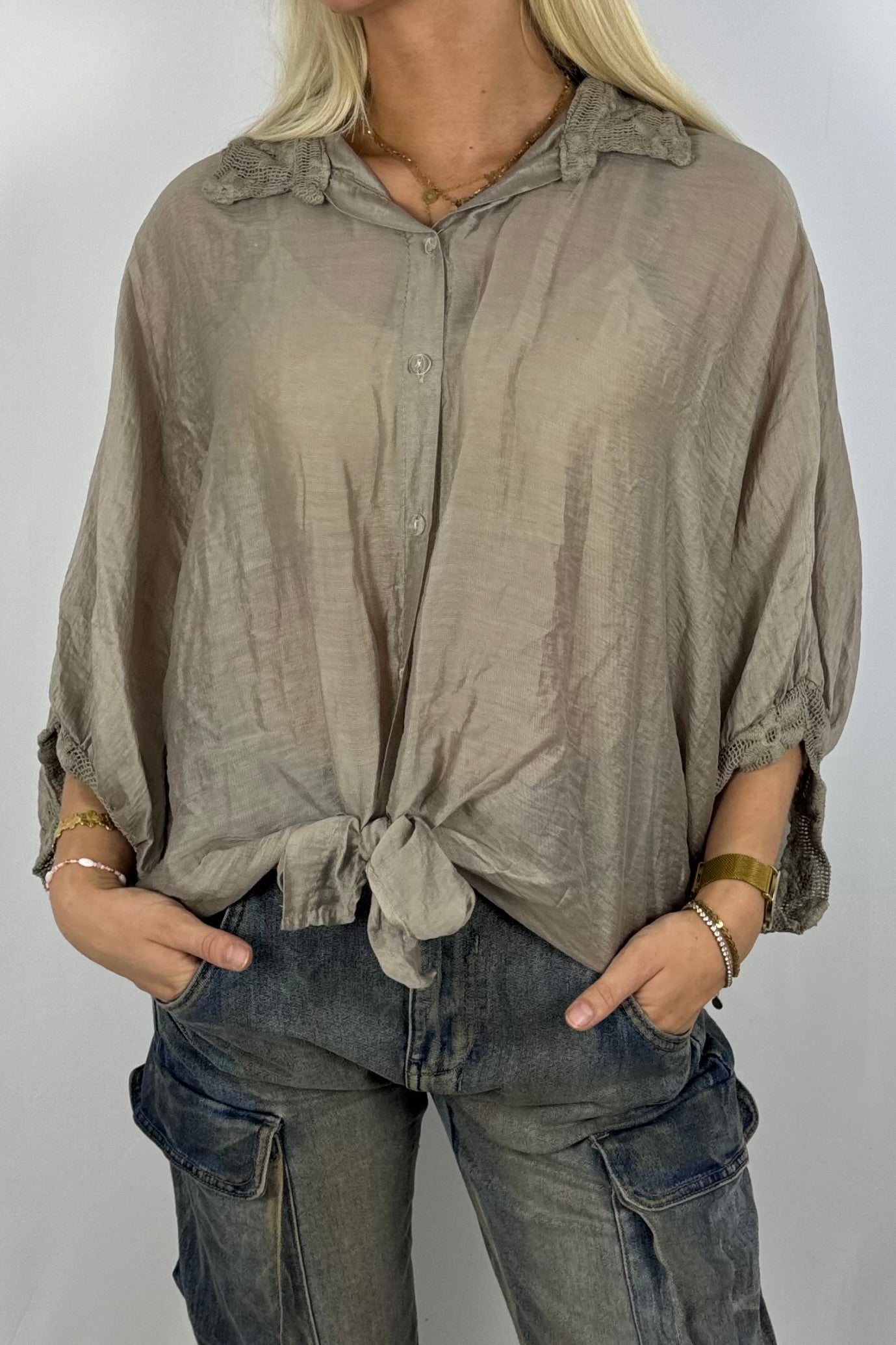 Leichte Bluse mit Häkelkragen –Mud