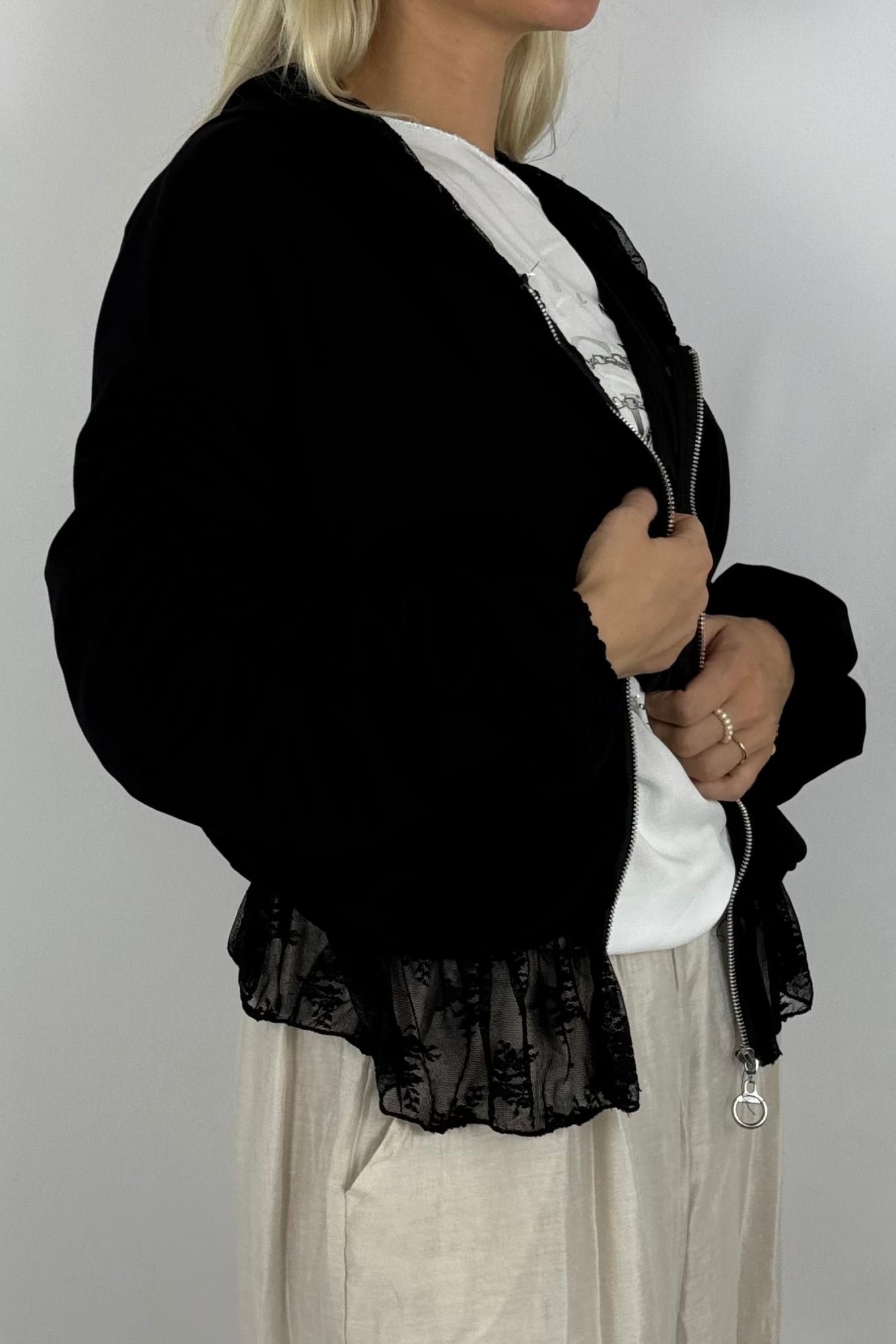 Jacke mit Raffungen und Spitzen-Details-Schwarz