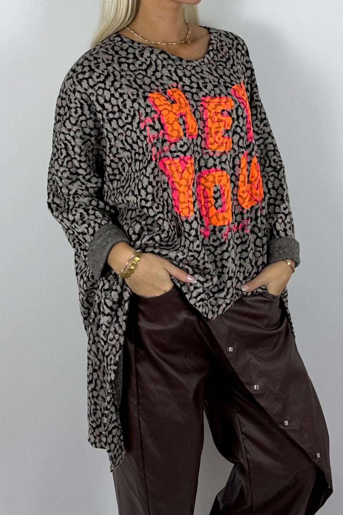 Damen Oversize Shirt „HEY YOU“ mit Leo-Print –Mud