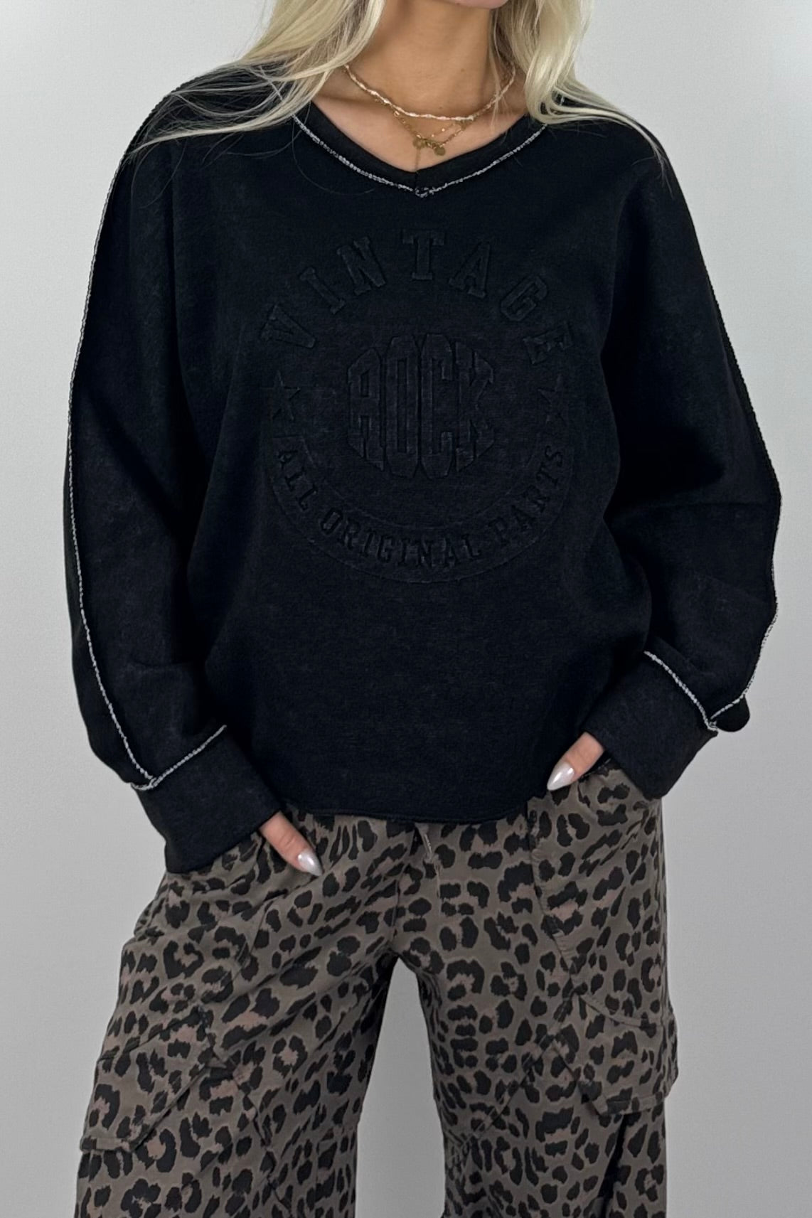 Oversize Damen Sweatshirt mit Vintage-Prägung & V-Ausschnitt – Schwarz