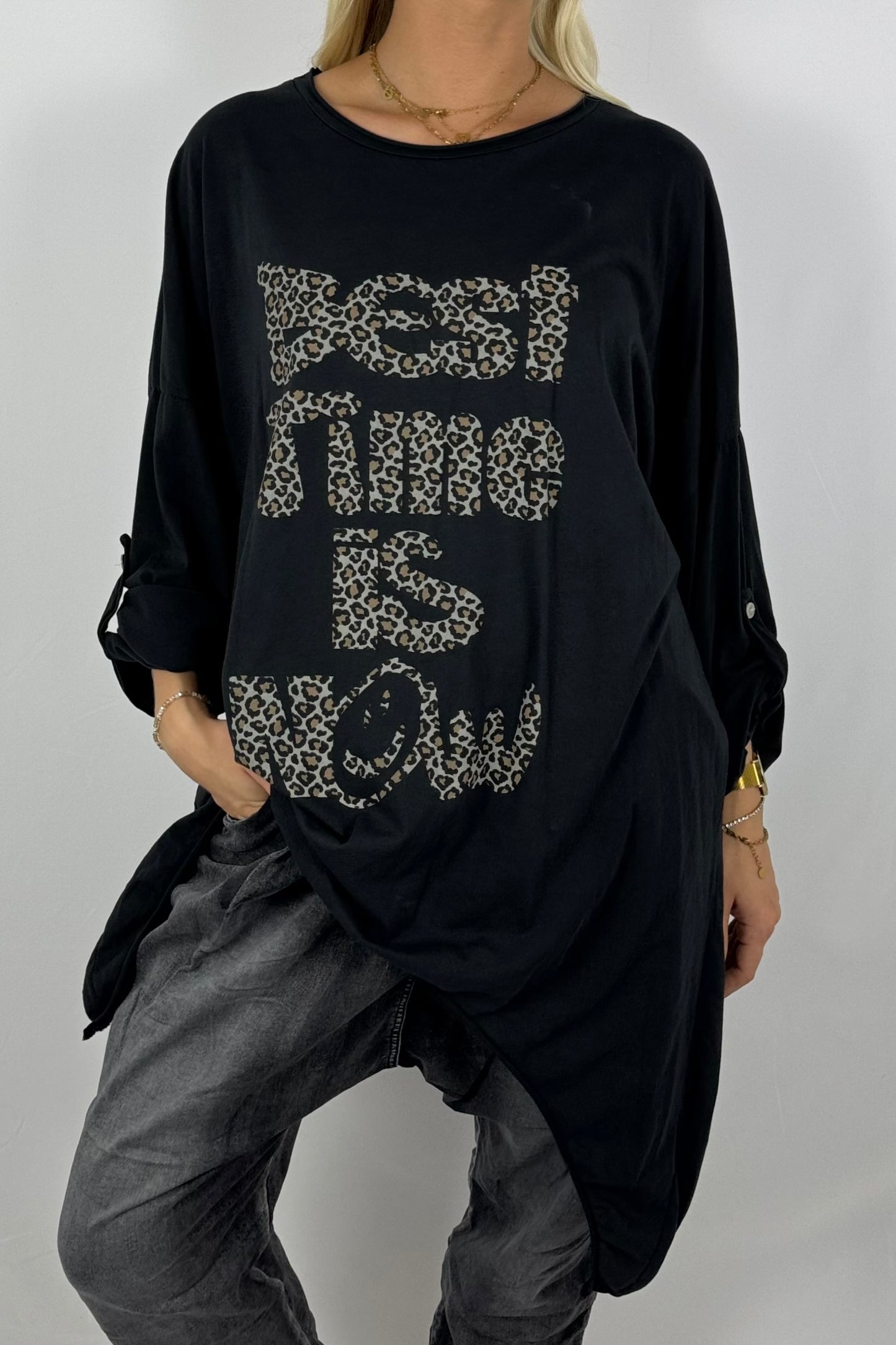Damen Longshirt „Best Time Is Now“ – Leo-Print-Schwarz