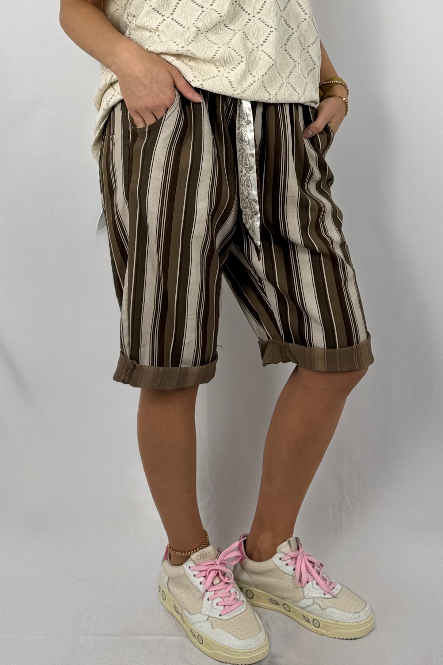 Gestreifte Paperbag-Shorts mit Gürtel – sommerlich & bequem-Choco