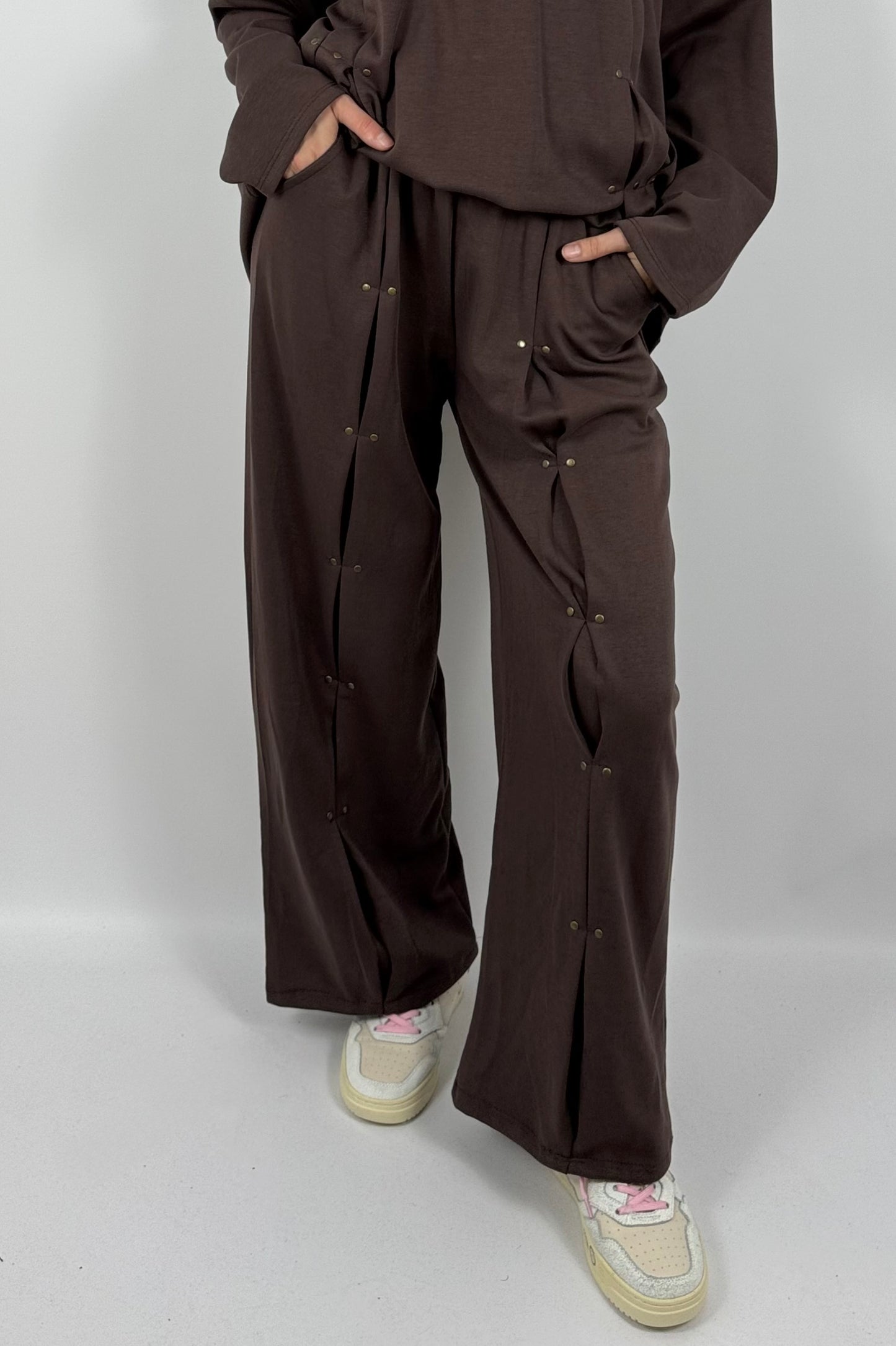 Damen Hose mit Faltendetails & Nieten – Schoko