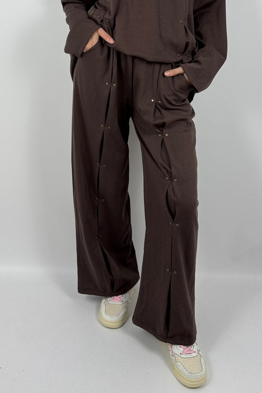 Damen Hose mit Faltendetails & Nieten – Schoko