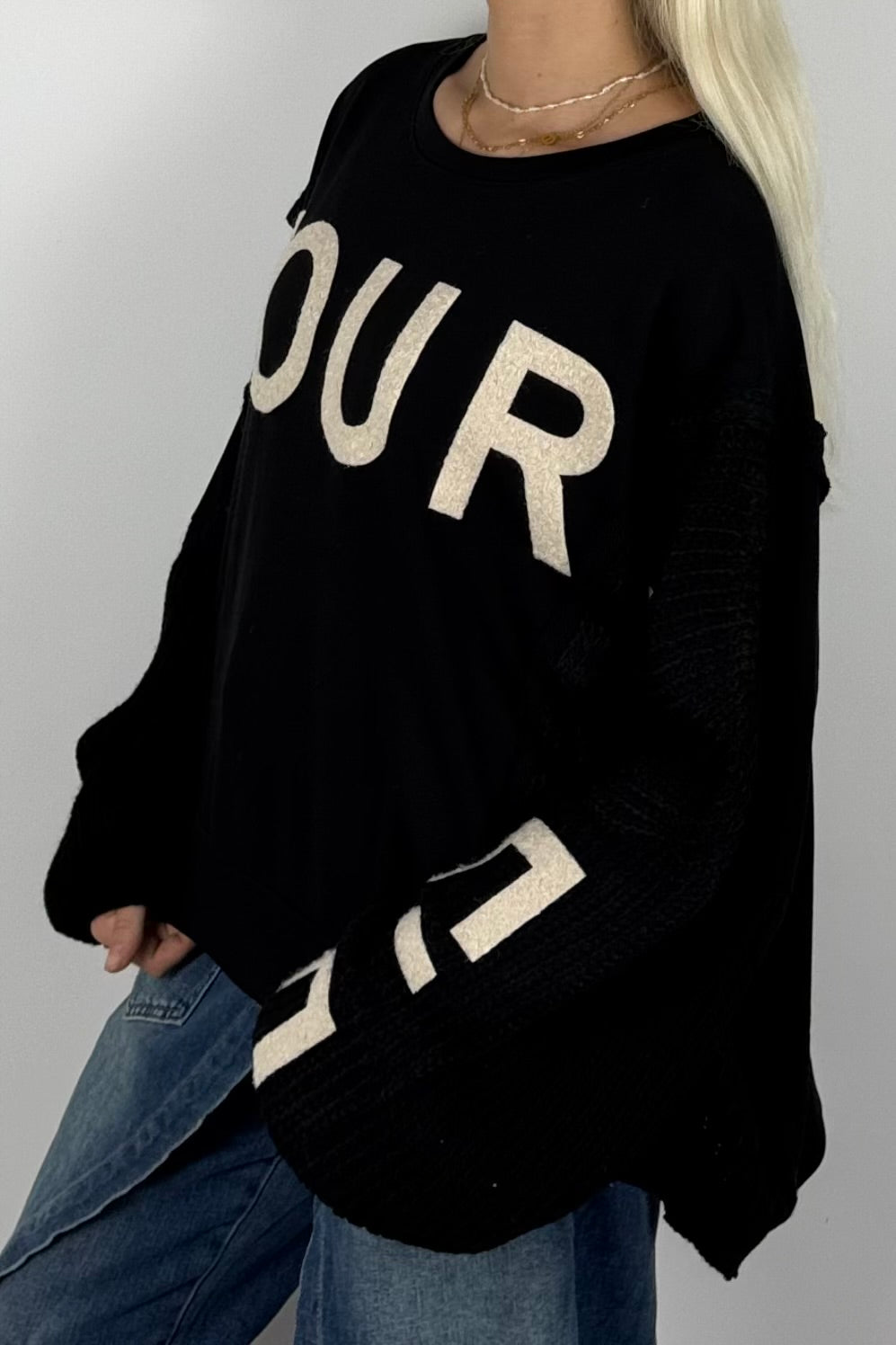 Damen Oversize Sweatshirt mit Strickärmeln & Statement – Schwarz