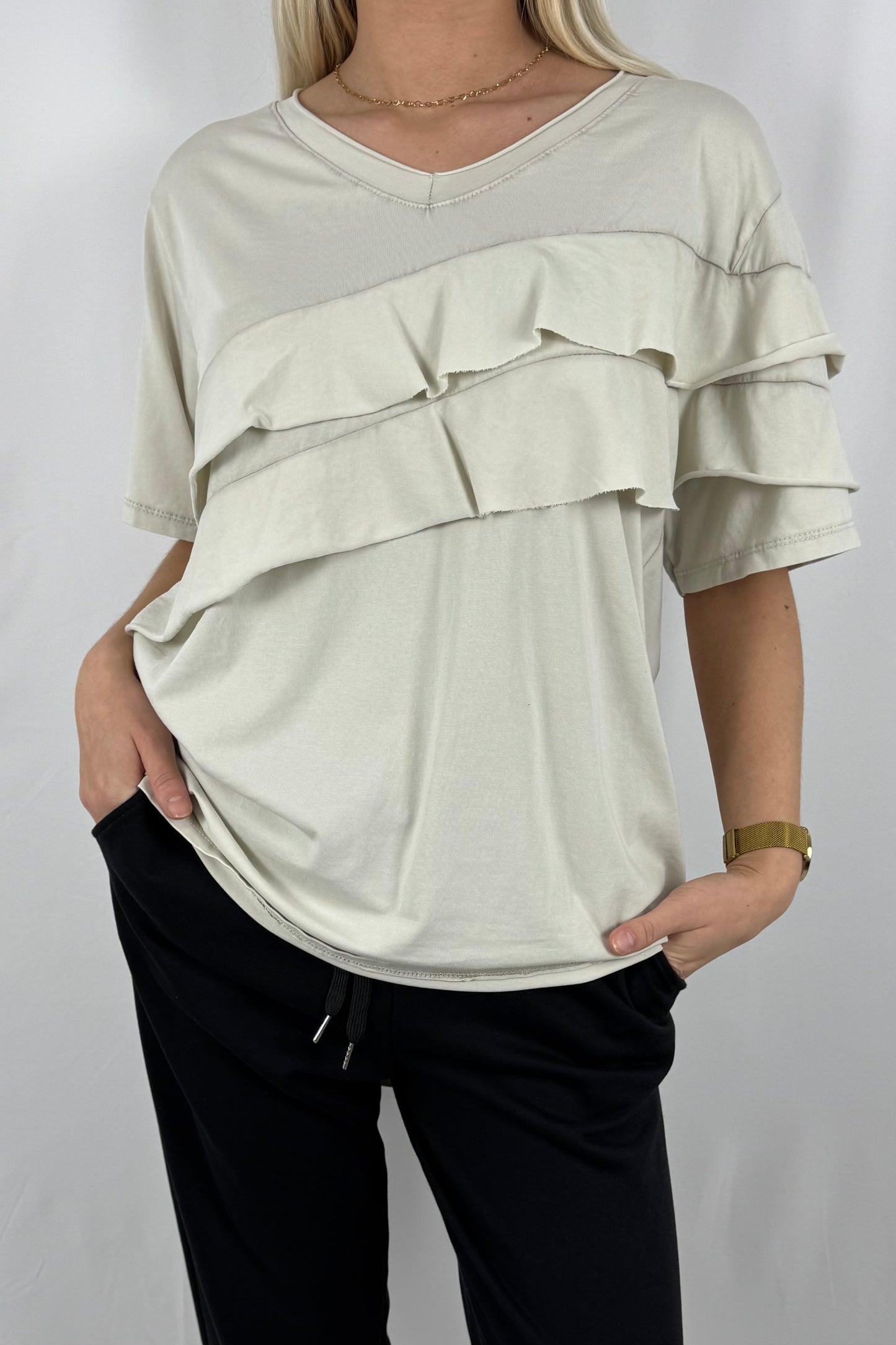 Damen Shirt mit Volant Detail und V Ausschnitt-Beige