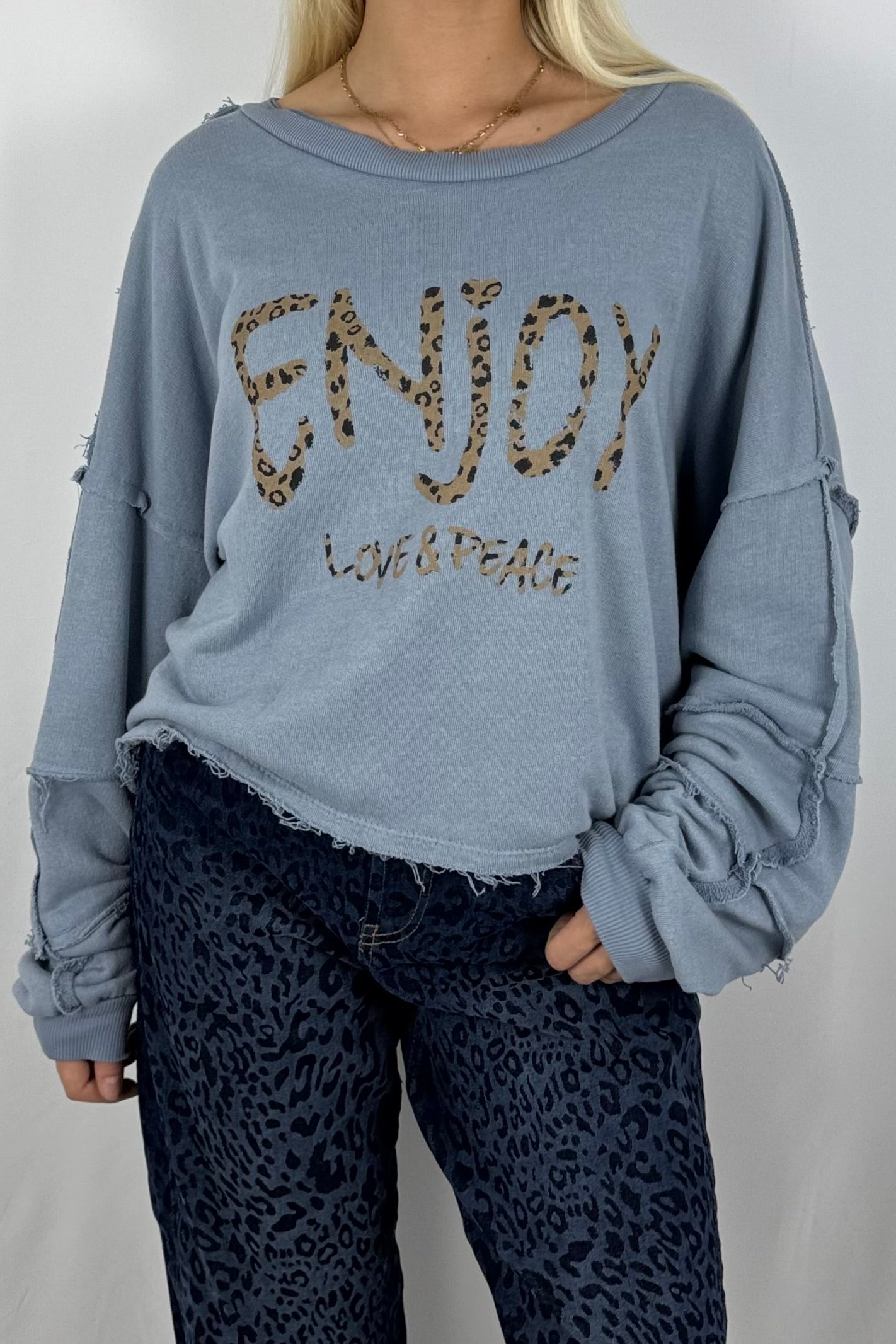 Damen Sweatshirt „ENJOY LOVE & PEACE“ – Leo Print-Blau