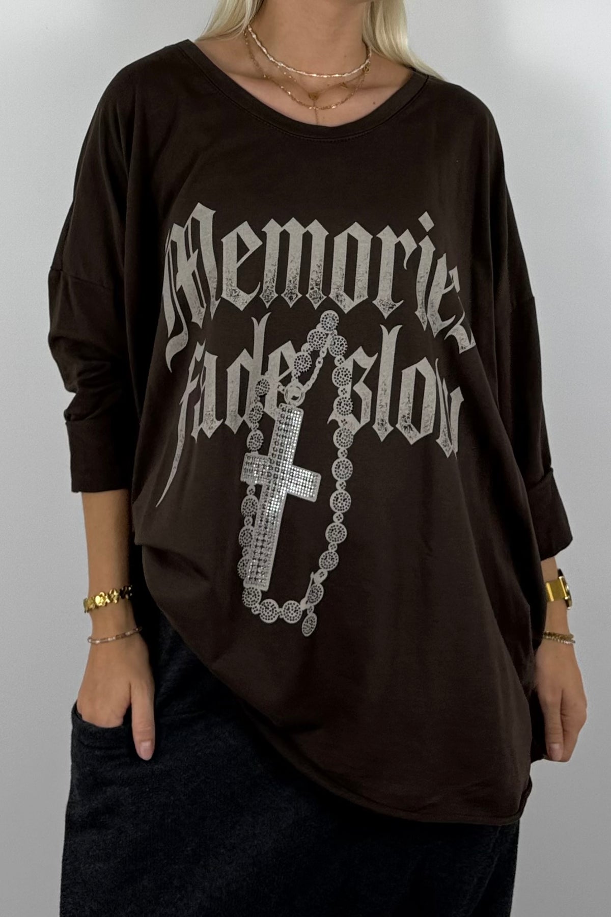 Oversize Shirt „Memories Fade Slow“ mit Kreuz-Detail –Schoko