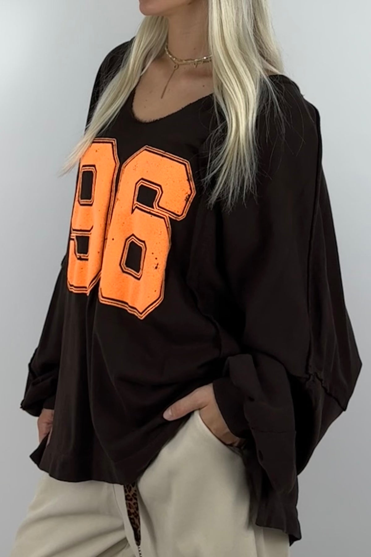 Oversize Shirt mit „96“-Statement –Schoko