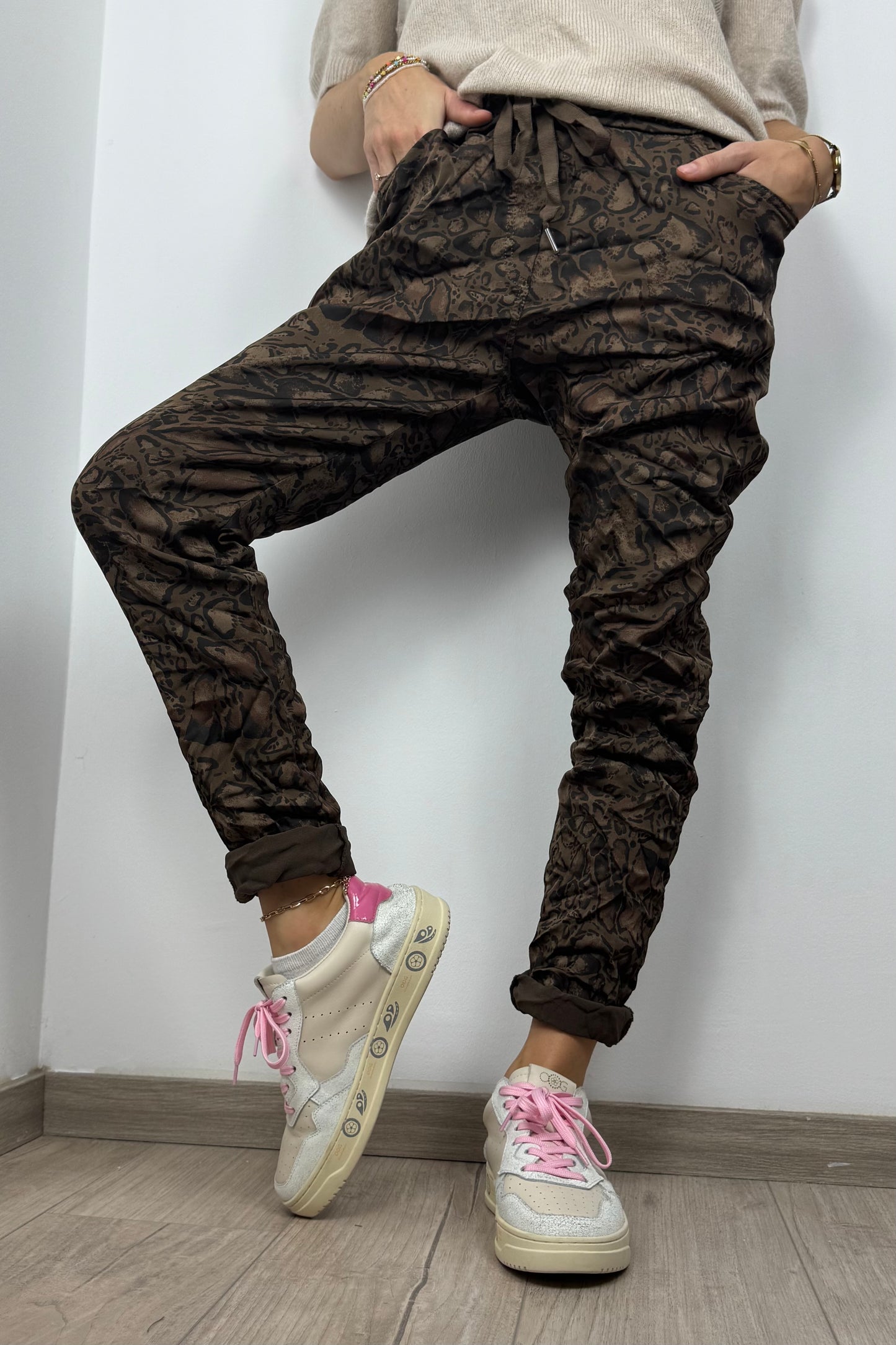 Damen Hose im Animal-Print mit elastischem Bund -Choco