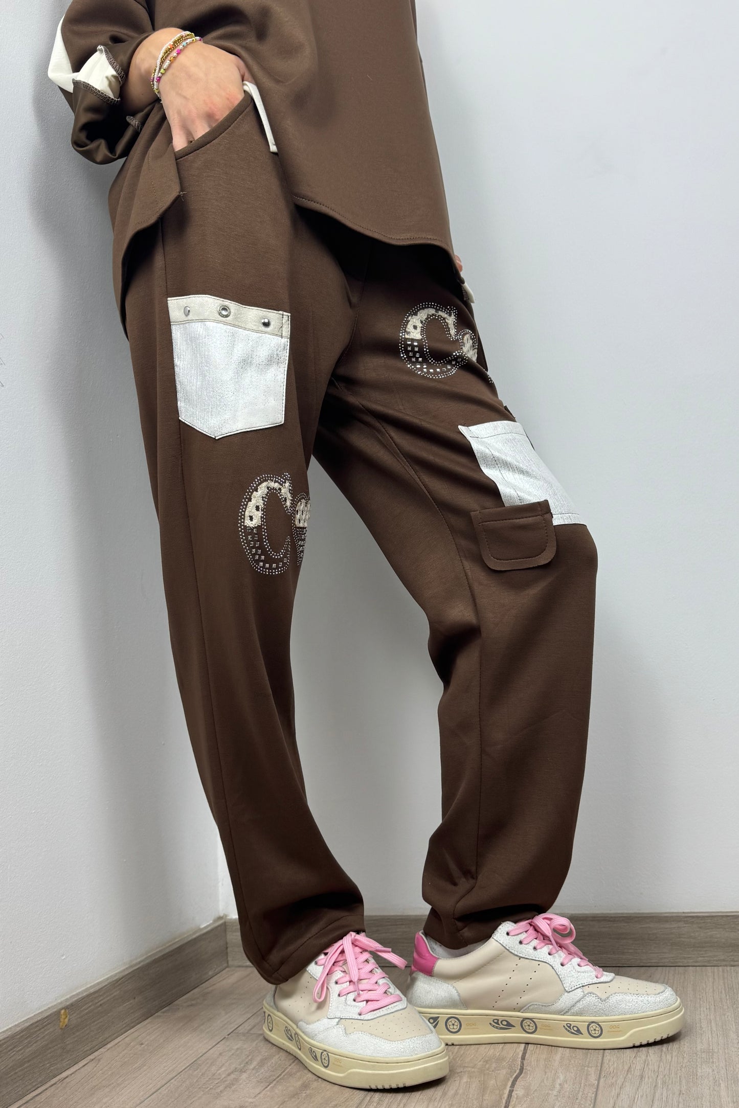 Trendige Jogpants mit Glitzer-Details & Schmuck-Print-Choco