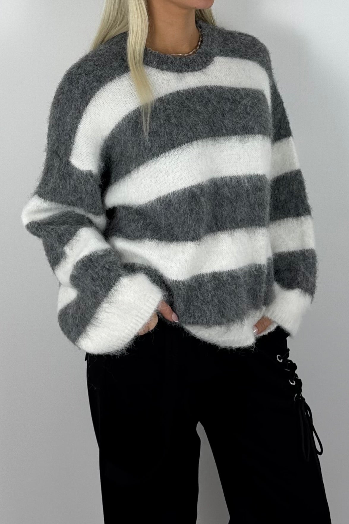 Damen Kuschelpullover gestreift –Grau