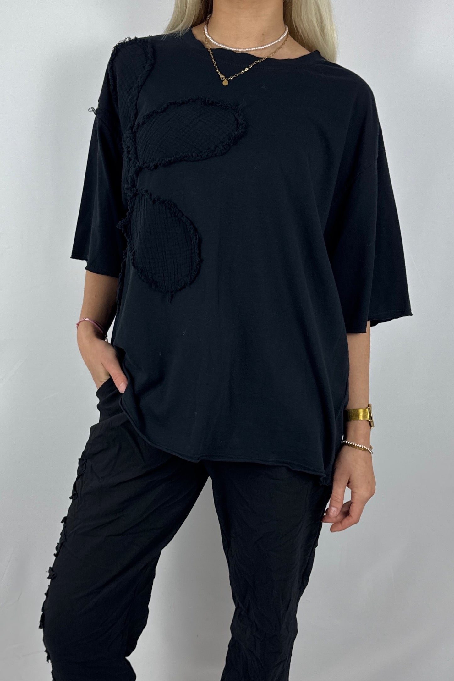Oversize Damen Shirt mit Blumen Applikation und Rundhalsausschnitt-Schwarz
