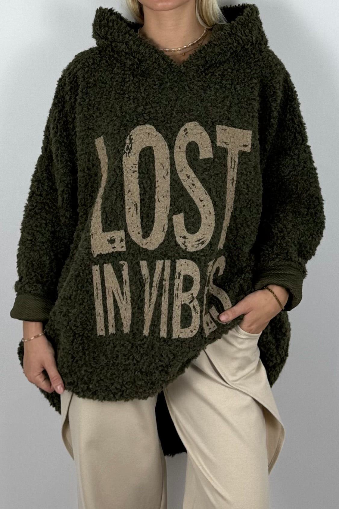 Damen Oversize Teddy-Pullover „Lost in Vibes“ – Khaki