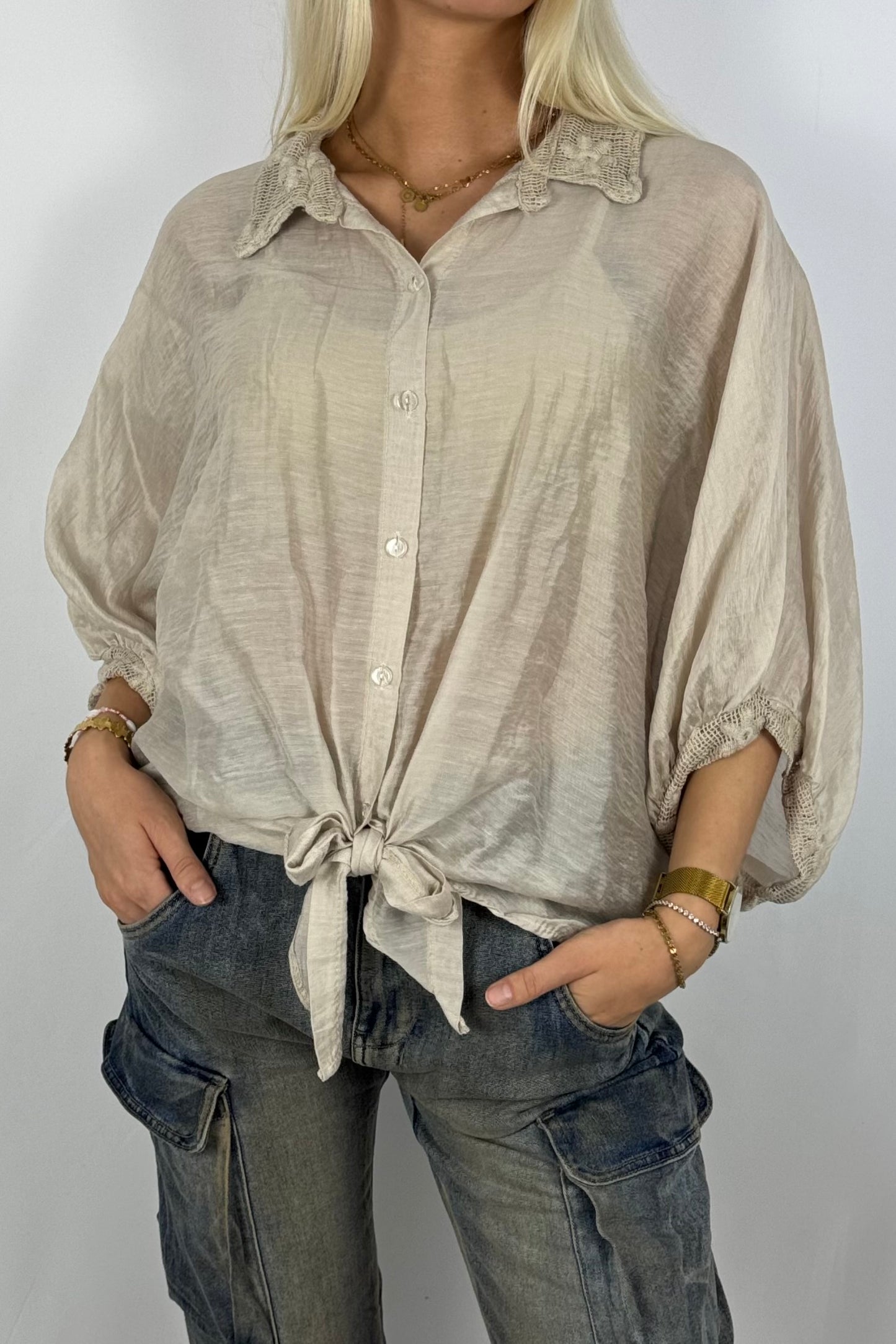 Leichte Bluse mit Häkelkragen –Beige