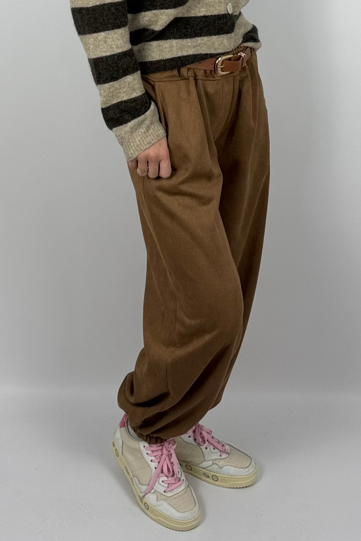Damen Hose im Velours-Look mit Gürtel –Kamel