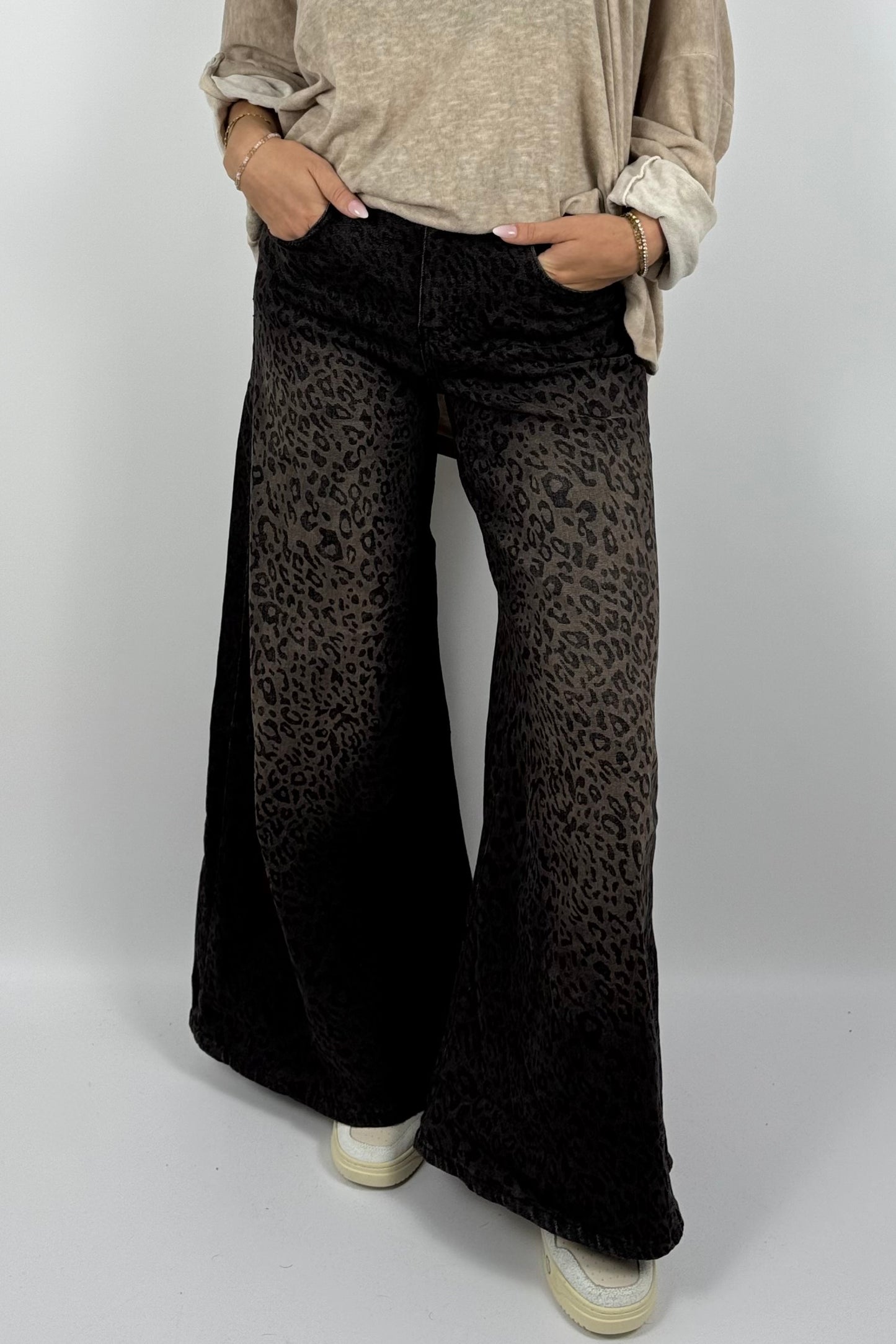 Wide Leg Leo Jeans