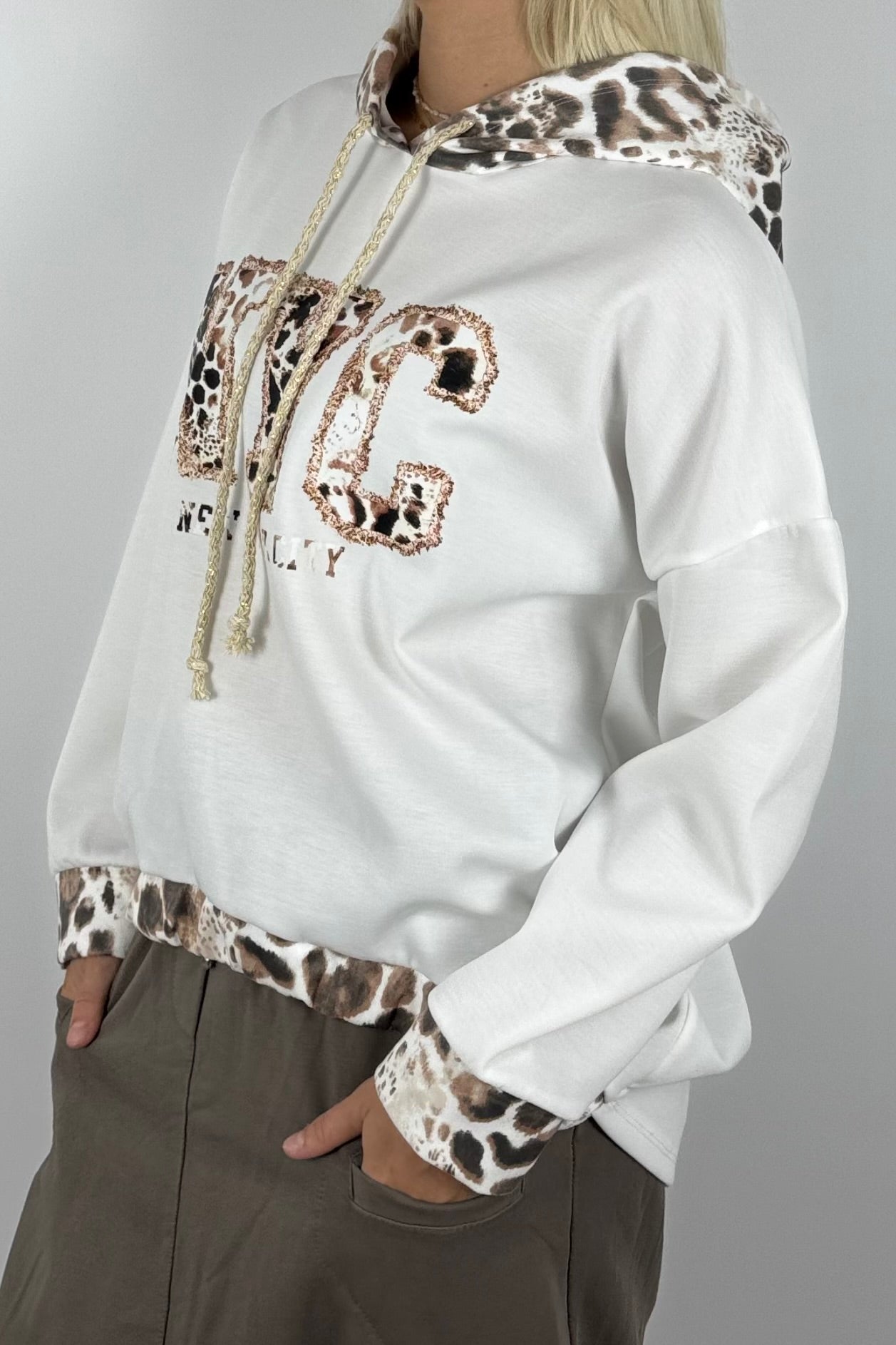 Oversize Pullover mit Kapuze & NYC Leo-Print – Weiß