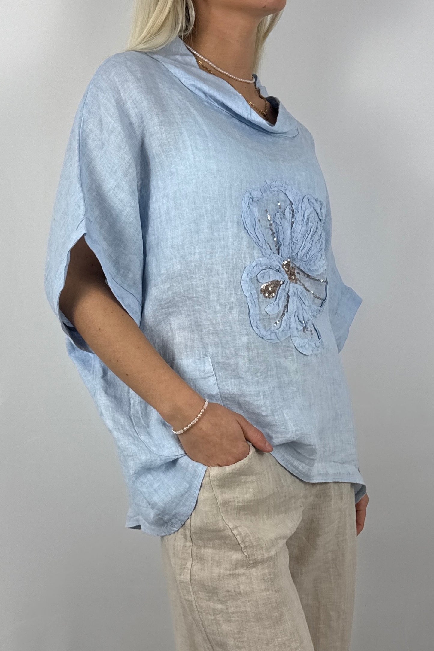 Leinen Shirt mit Blumen-Applikation – Lässiger Look-Hellblau