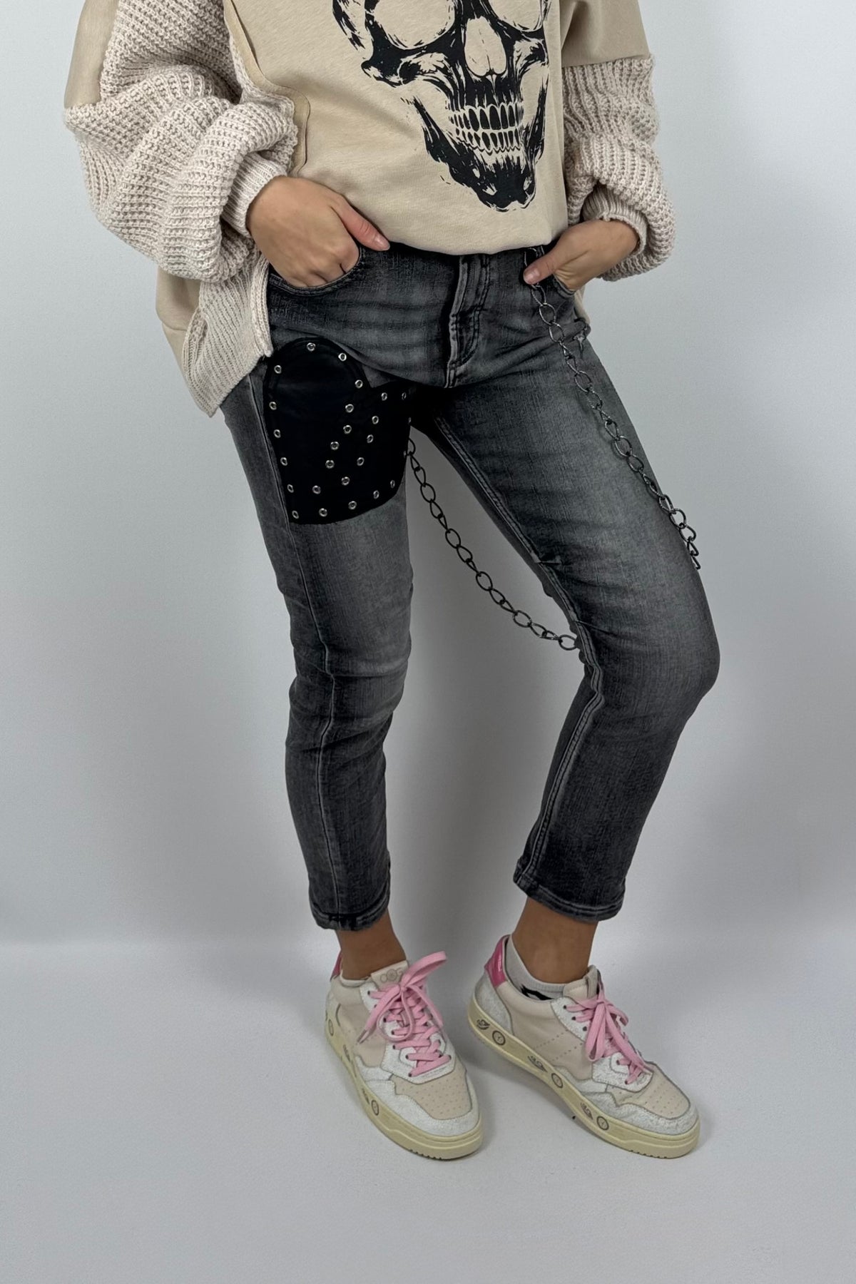 Damen-Jeans mit Herzapplikation und Zierkette