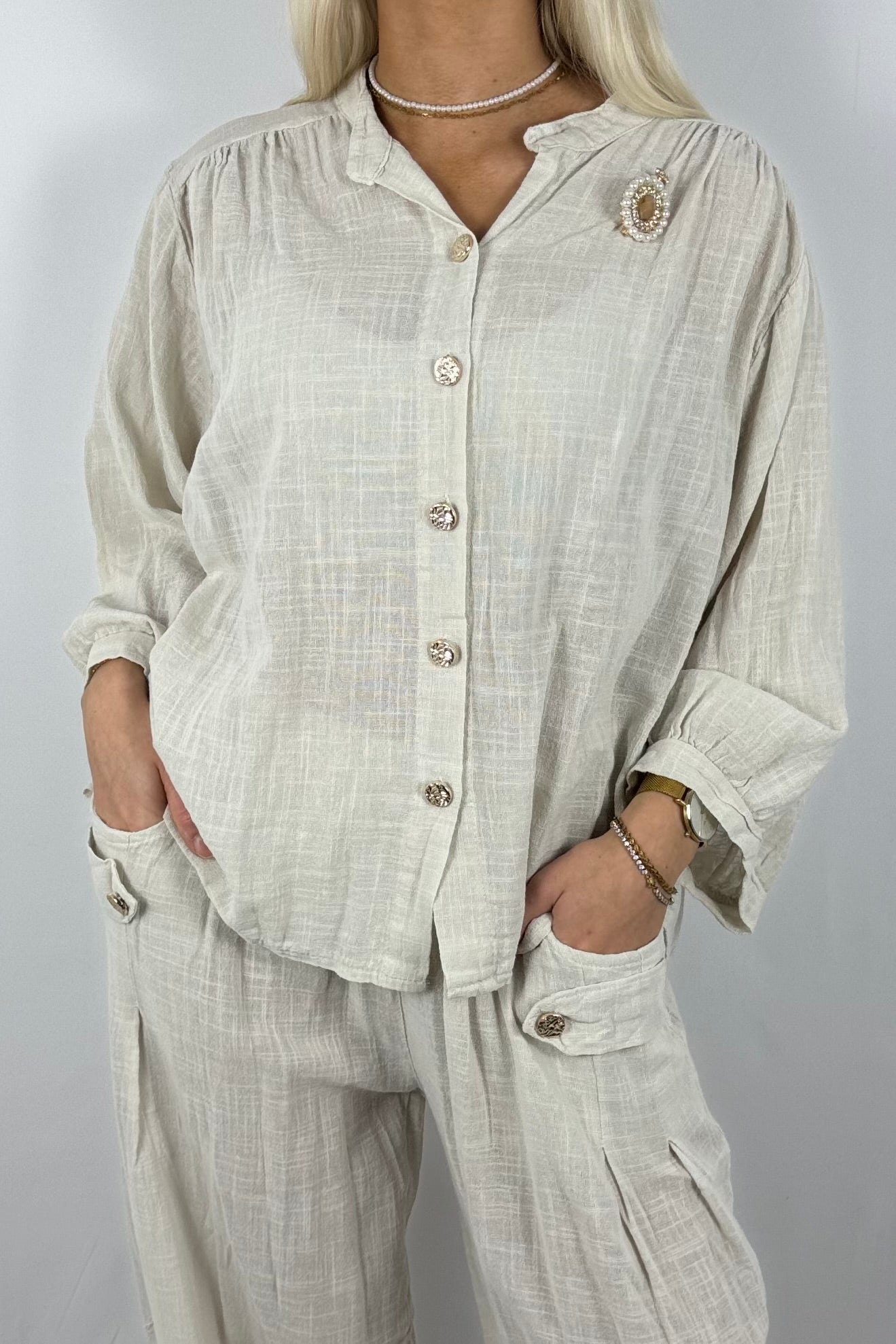 Baumwollbluse mit Schmuckbrosche und Knopfleiste-Beige