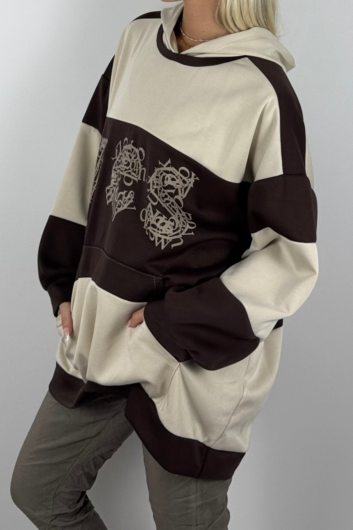 Damen Oversize-Hoodie mit Statement-Print-Schoko