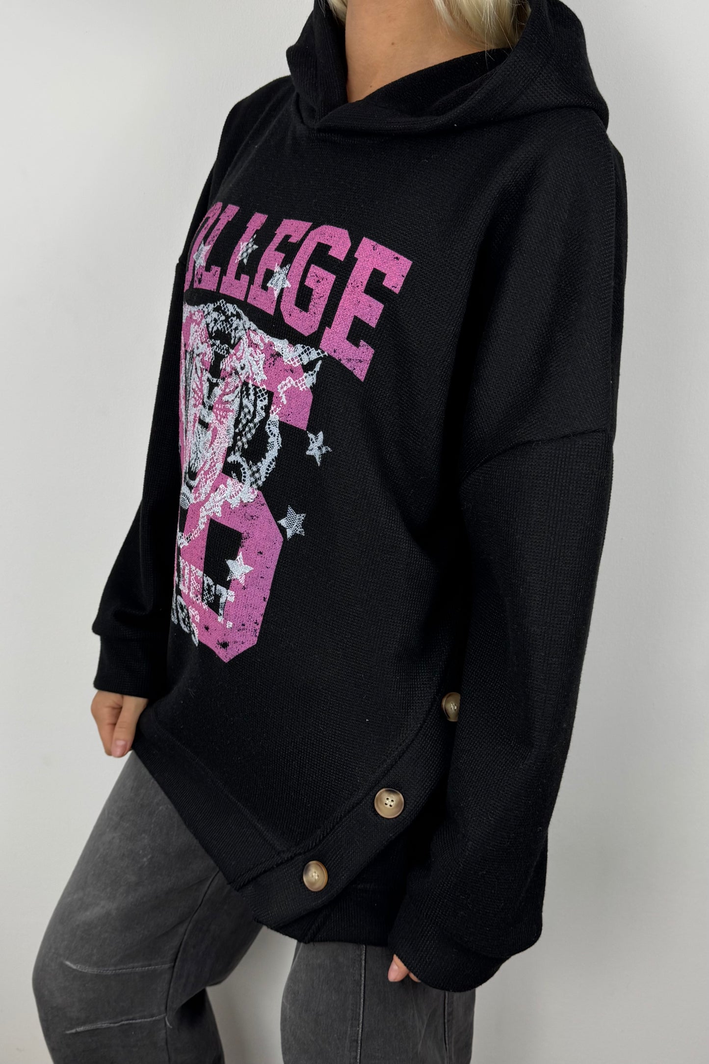 College Hoodie mit Tigerprint und Knopfdetails-Schwarz