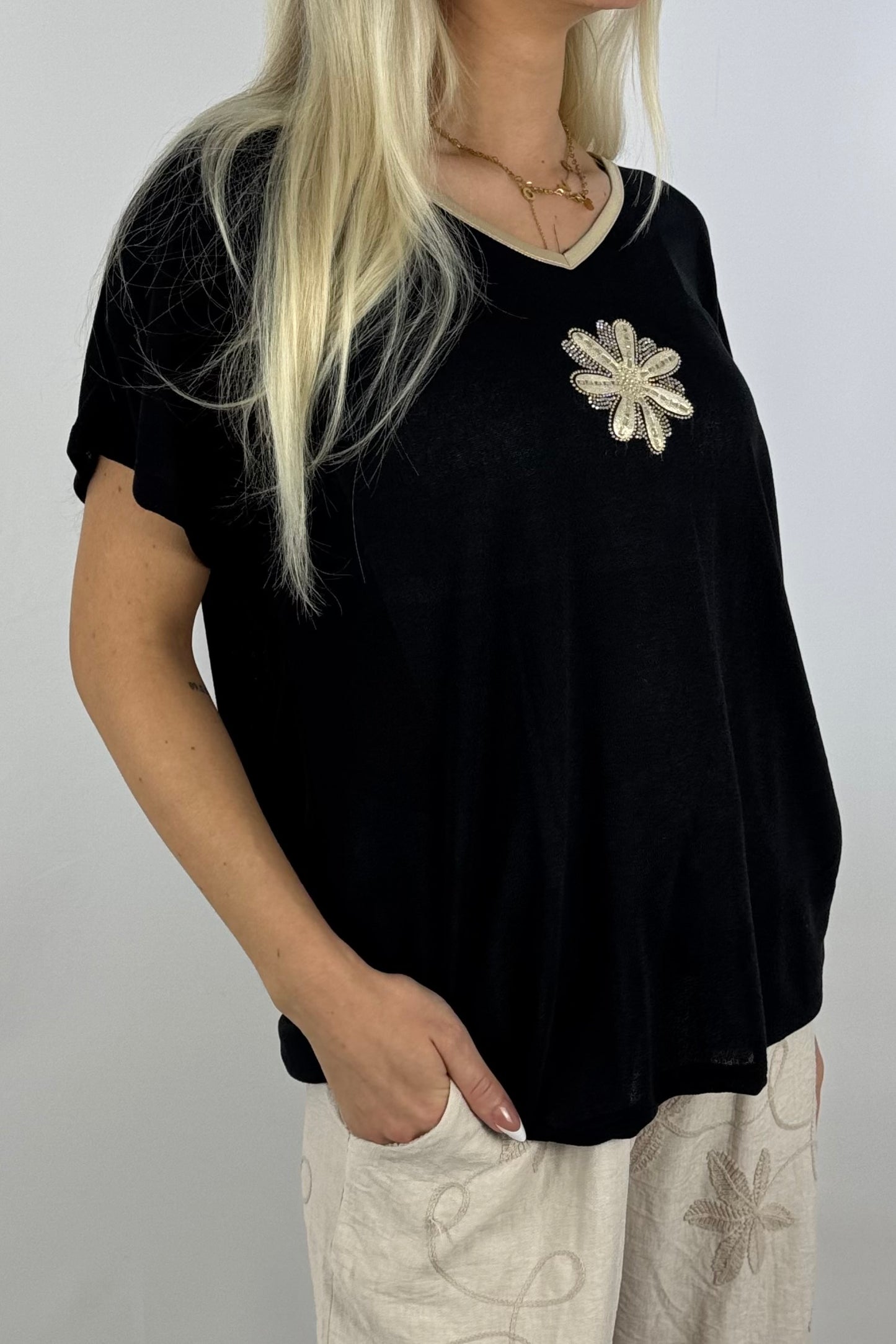 Glanzshirt mit V-Ausschnitt & Schmuckblüte-Schwarz