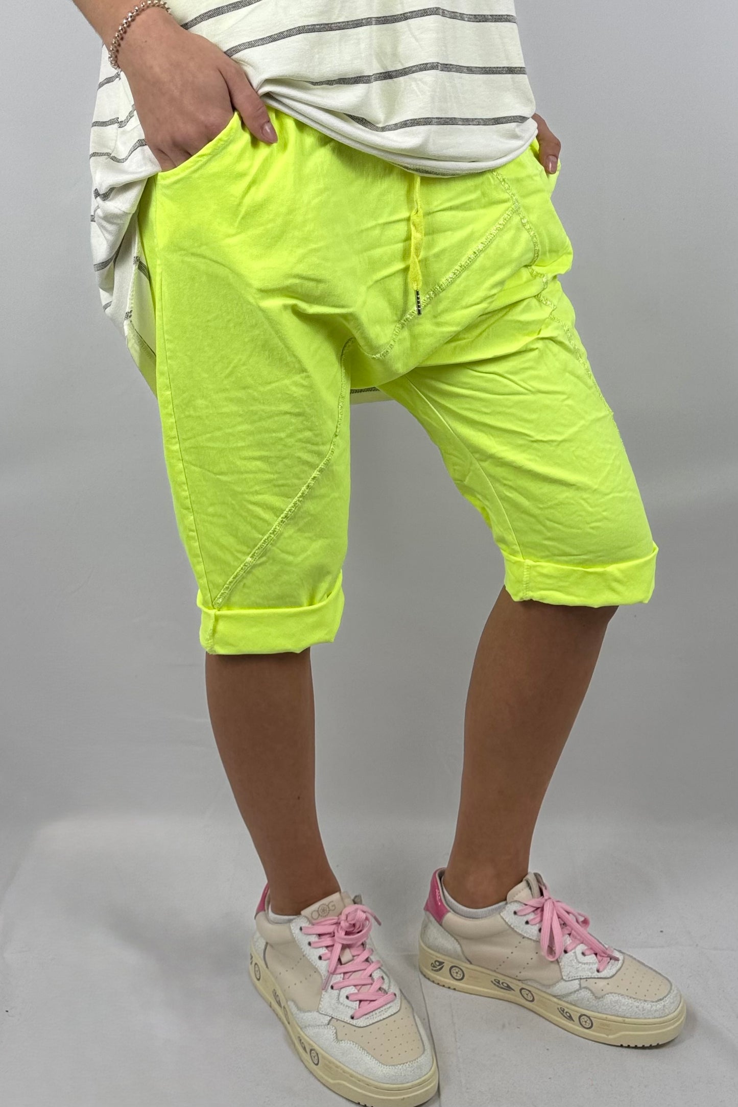 Short mit Ziernähten – Sportlicher Oversize Fit-Neon gelb