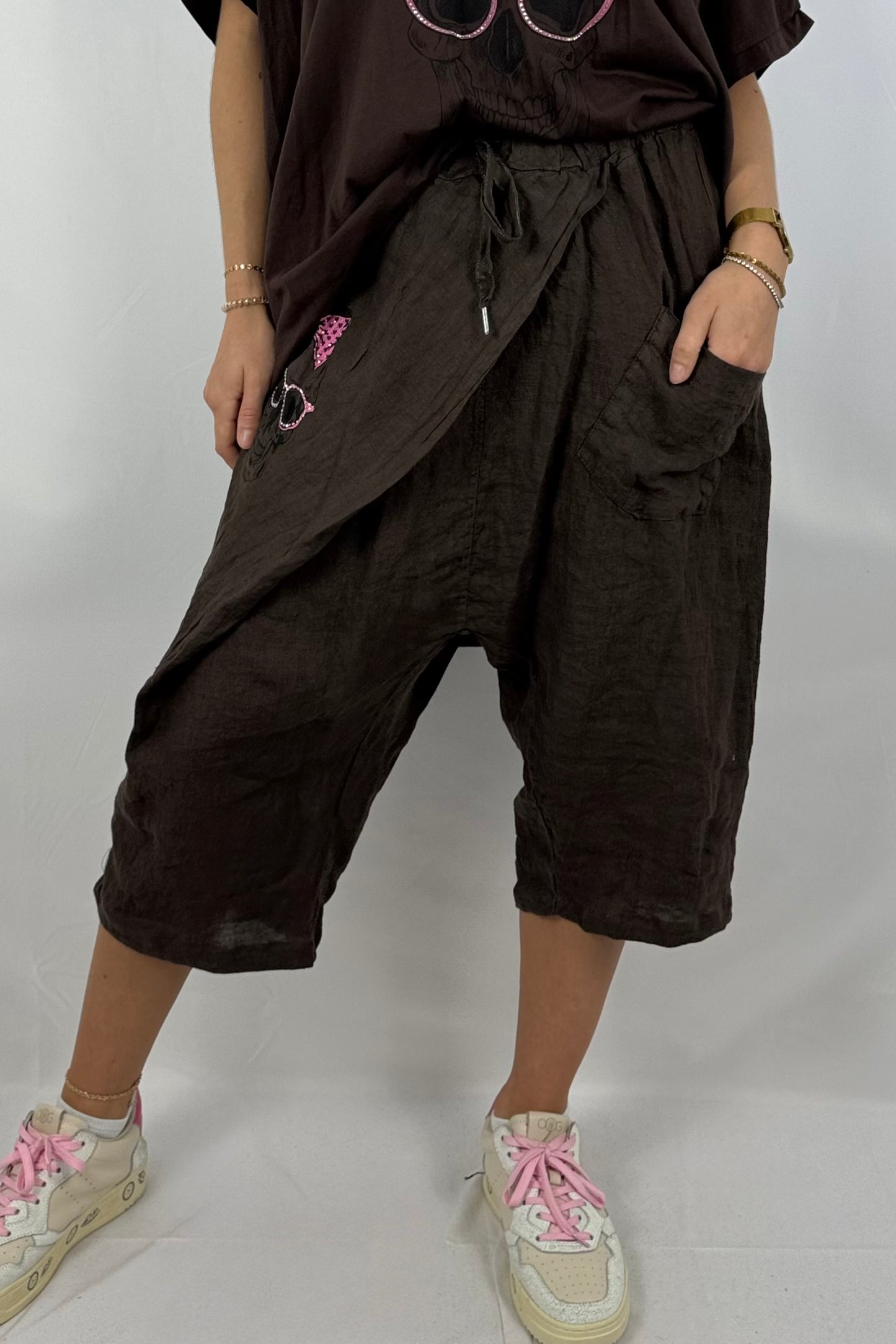 Leinen-Shorts mit Skull-Print & Neon-Details-Schoko