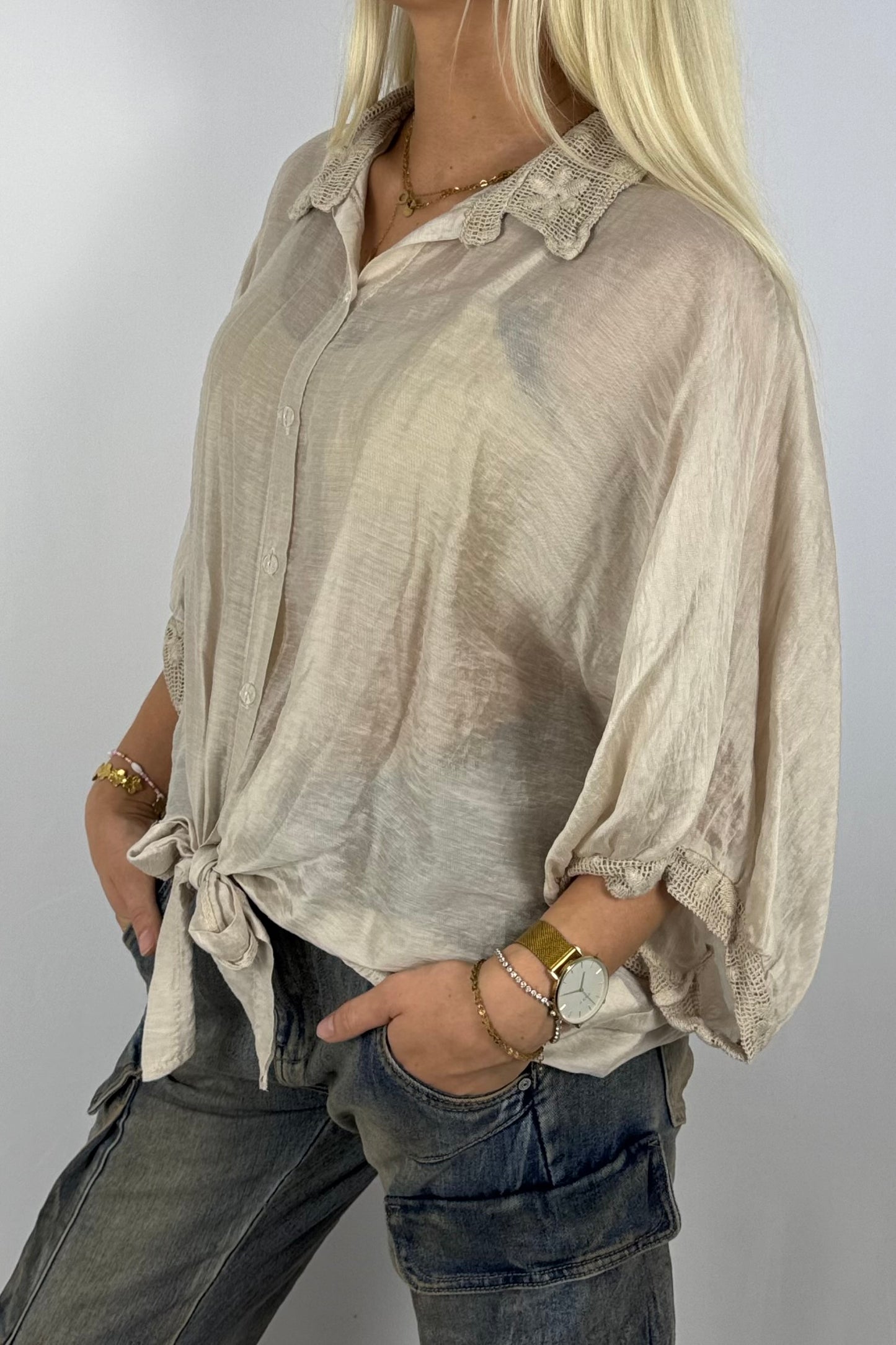 Leichte Bluse mit Häkelkragen –Beige