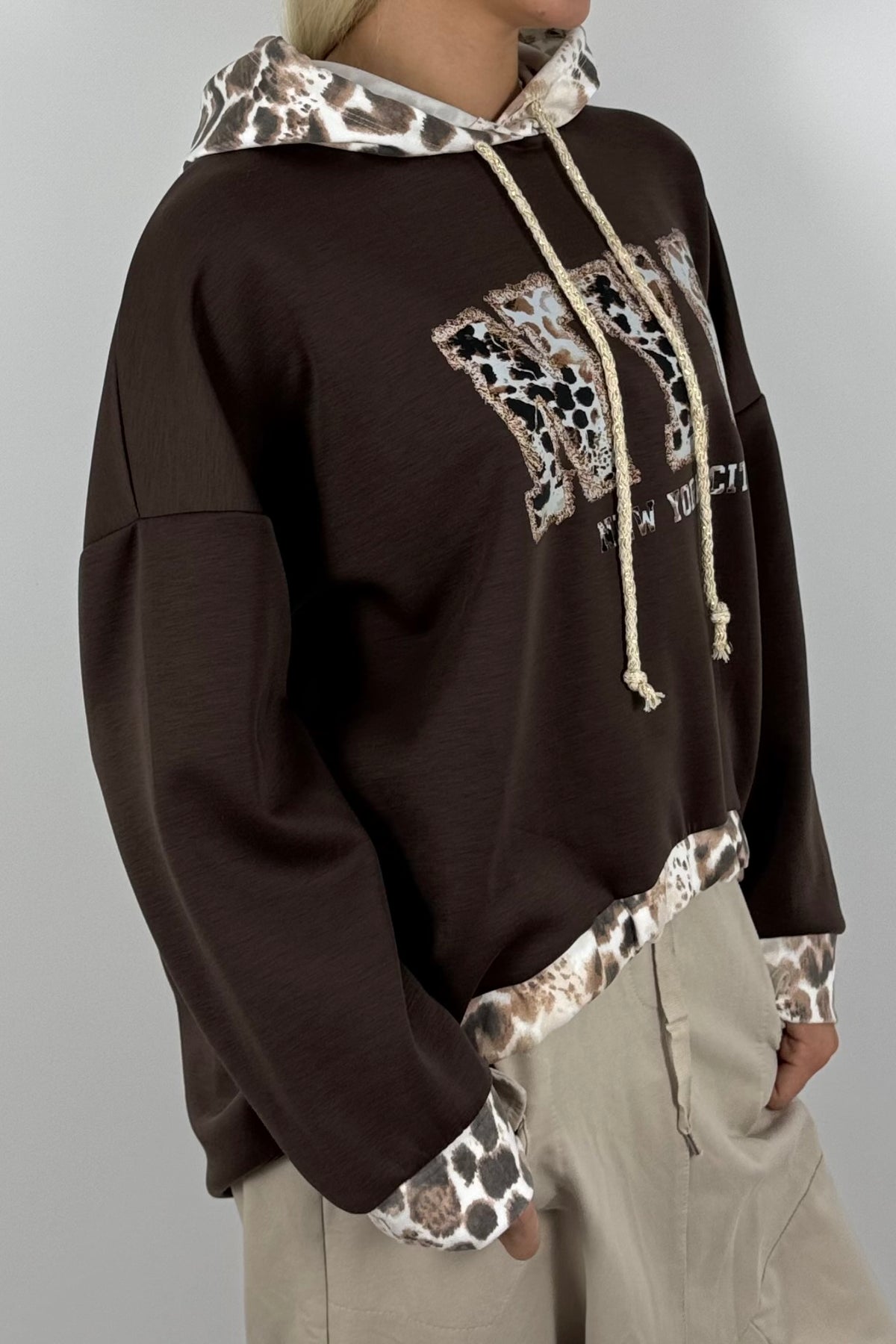 Oversize Pullover mit Kapuze & NYC Leo-Print – Schoko