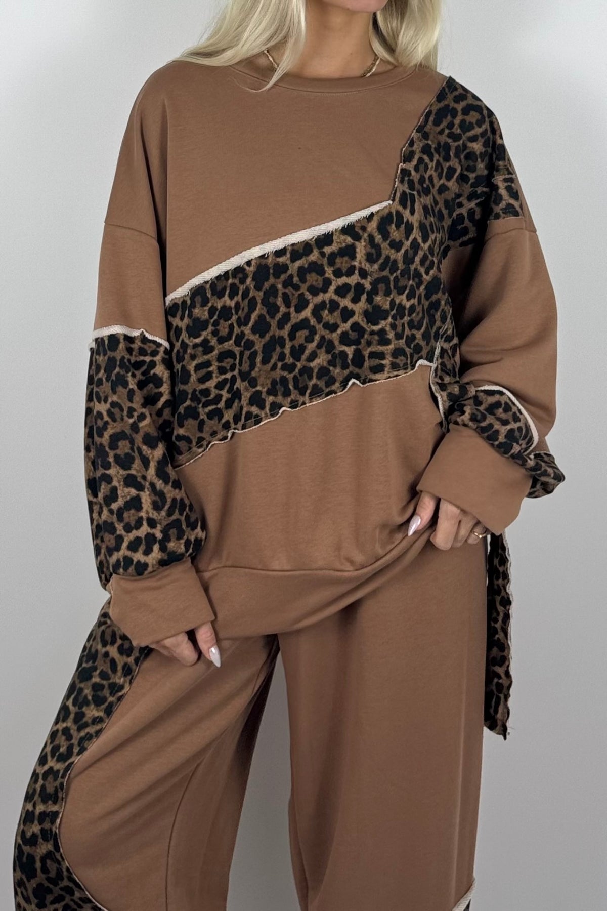 Oversize Damen Sweatshirt mit Leo-Muster & asymmetrischem Design - Kamel
