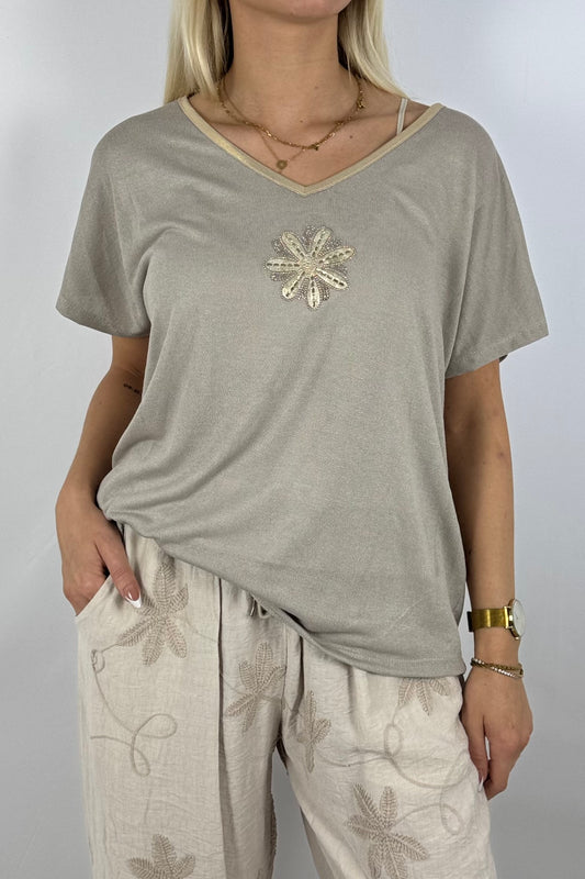 Glanzshirt mit V-Ausschnitt & Schmuckblüte-Mud