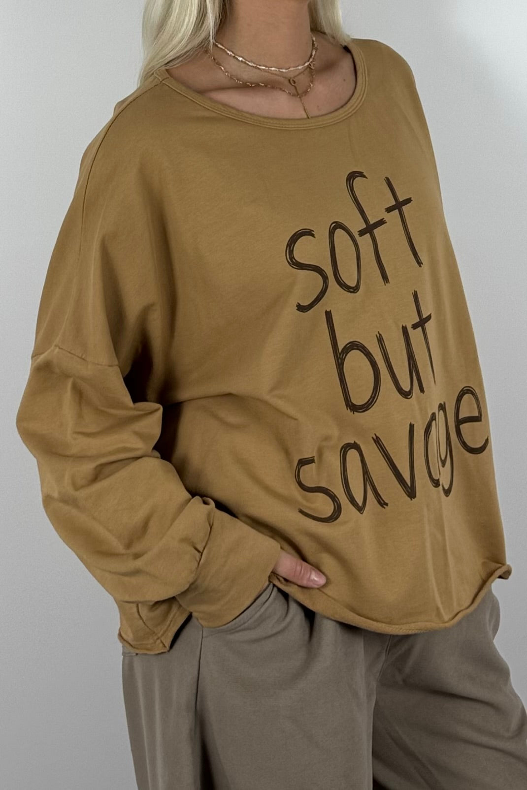 Oversize Shirt „Soft but Savage“ –Kamel