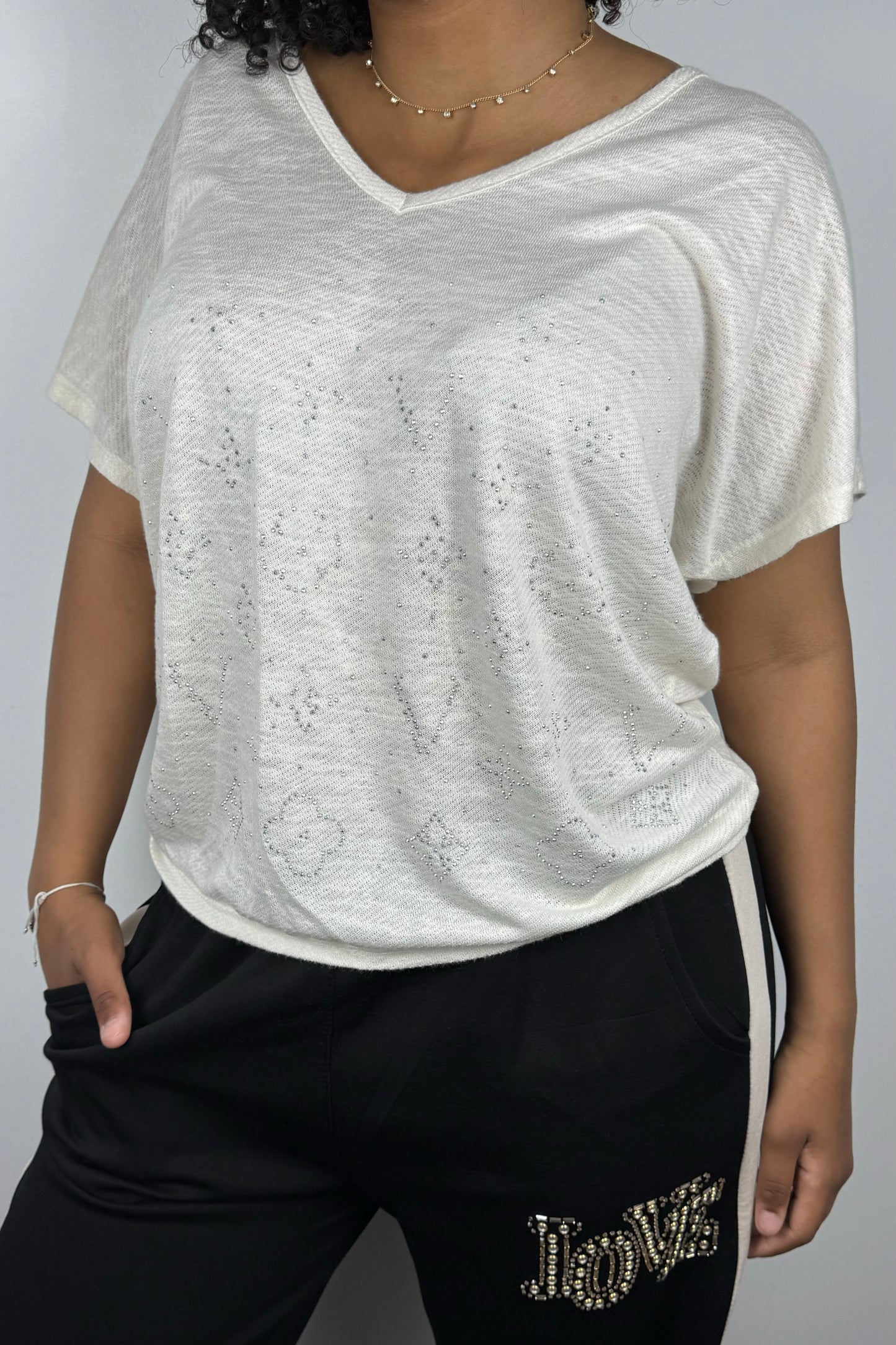 V-Neck Shirt mit Glitzerprint – feminin & leicht glänzend