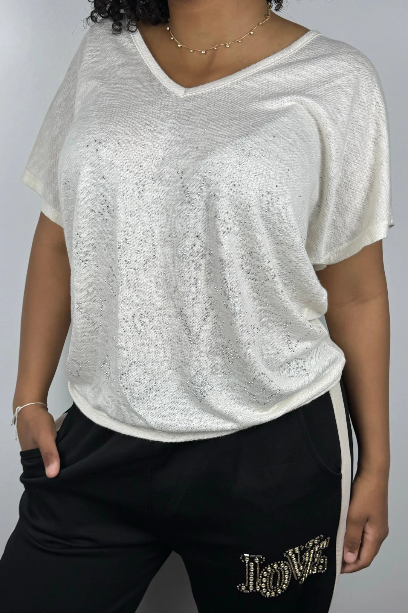 V-Neck Shirt mit Glitzerprint – feminin & leicht glänzend